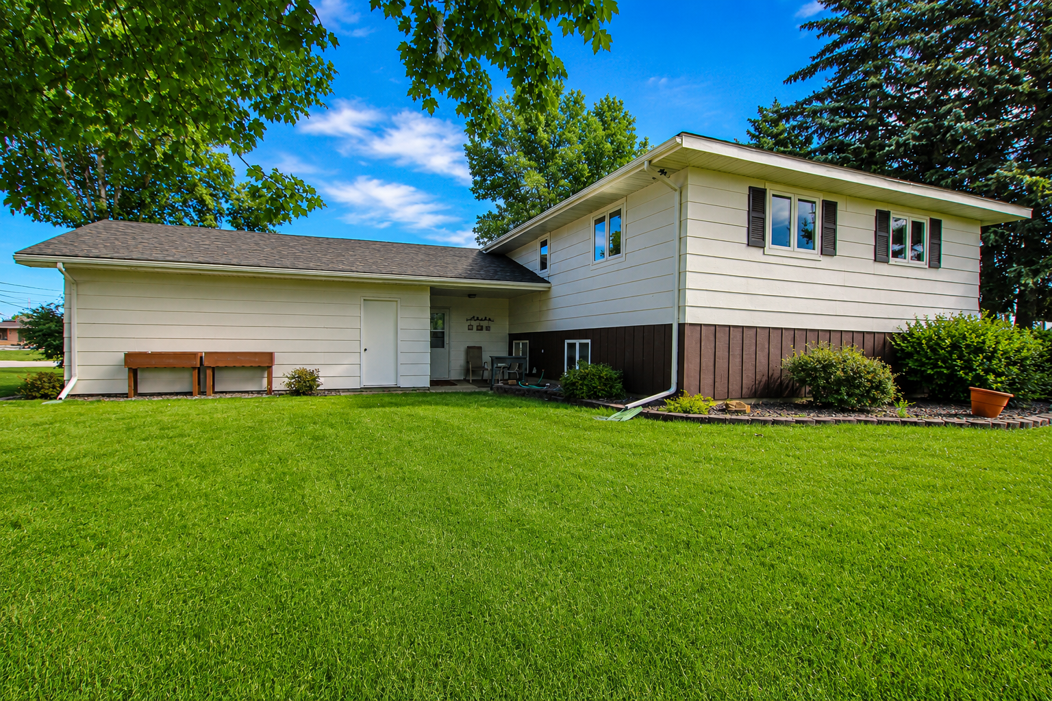 1973 single family home for sale at 913 1st Avenue SE in Long Prairie, MN — 4 bed, 3 bath (photo 4 of 14)