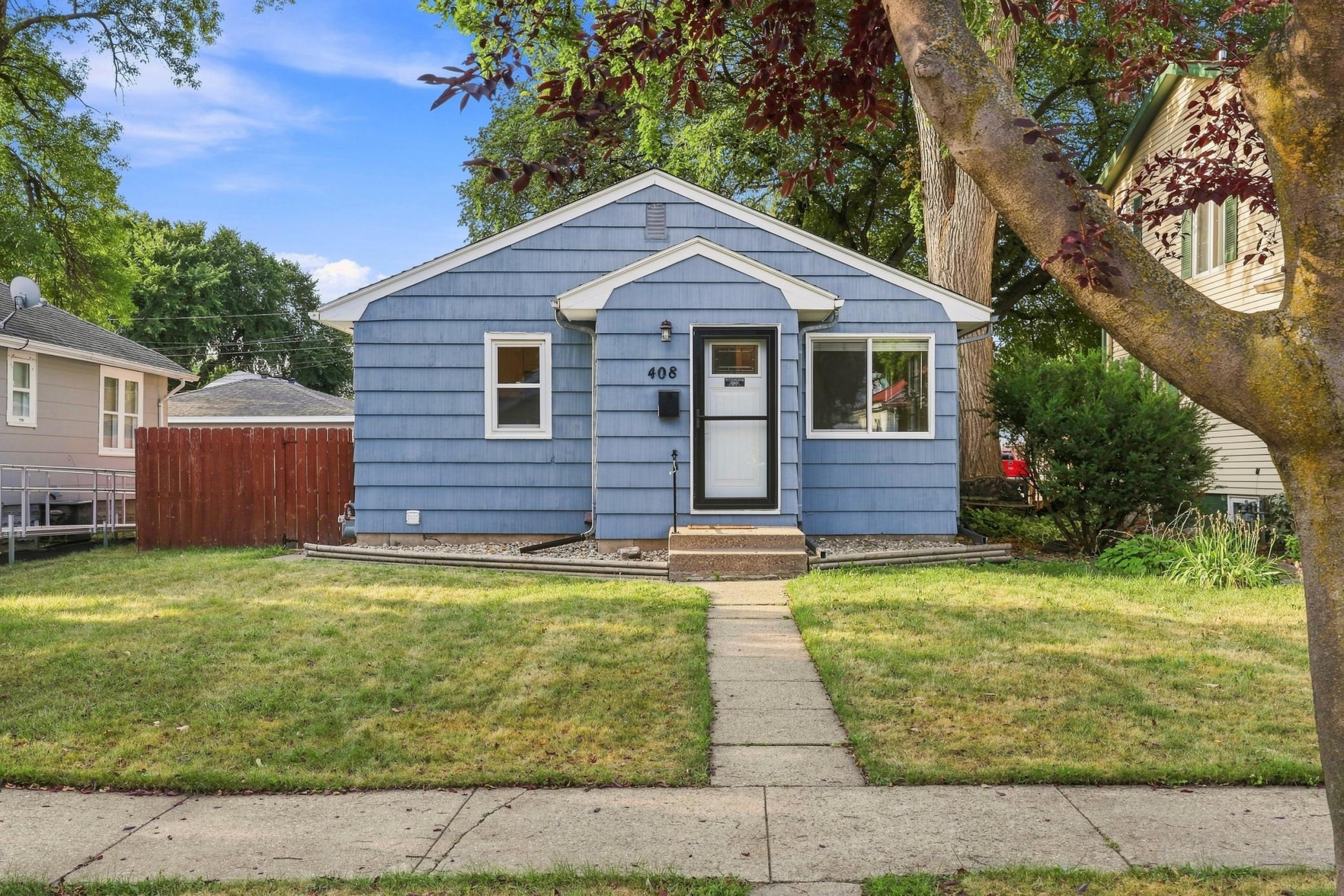 1951 single family home for sale at 408 15th Avenue S in Fargo, ND — 3 bed, 1 bath (photo 2 of 27)