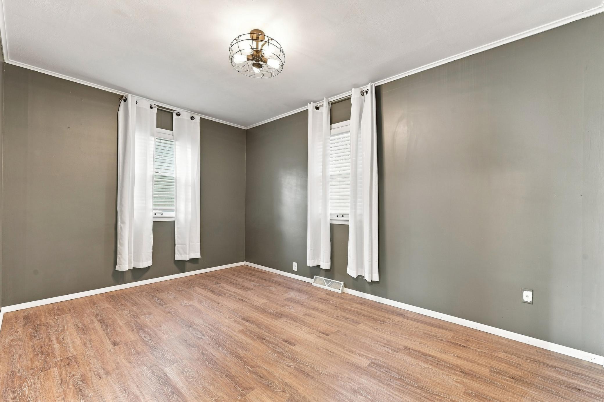 1951 single family home for sale at 408 15th Avenue S in Fargo, ND — 3 bed, 1 bath (photo 13 of 27)