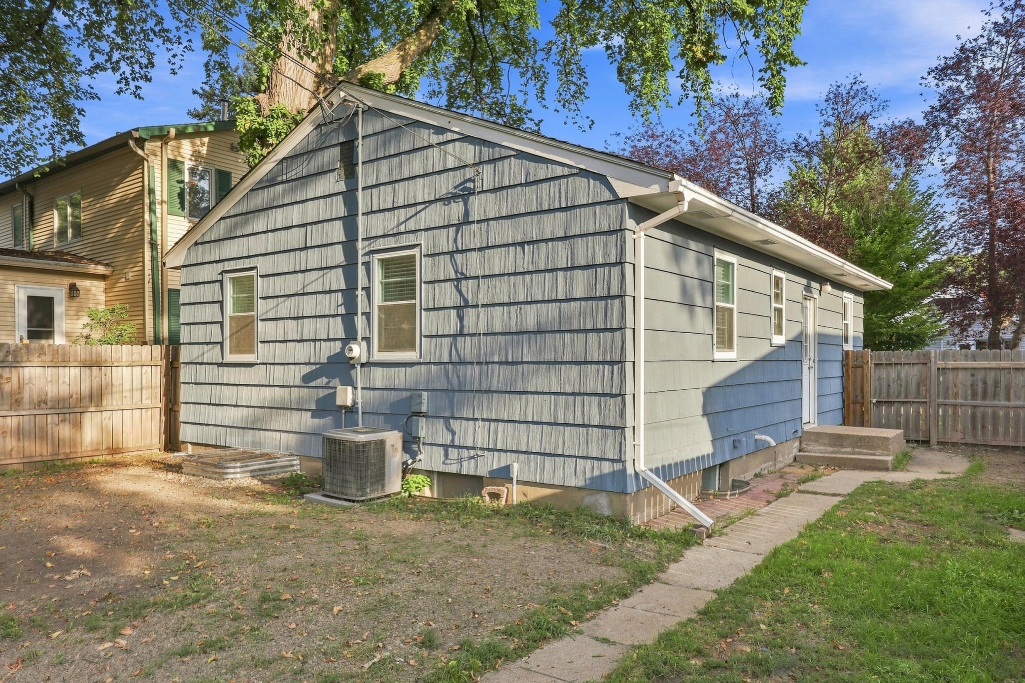 1951 single family home for sale at 408 15th Avenue S in Fargo, ND — 3 bed, 1 bath (photo 24 of 27)
