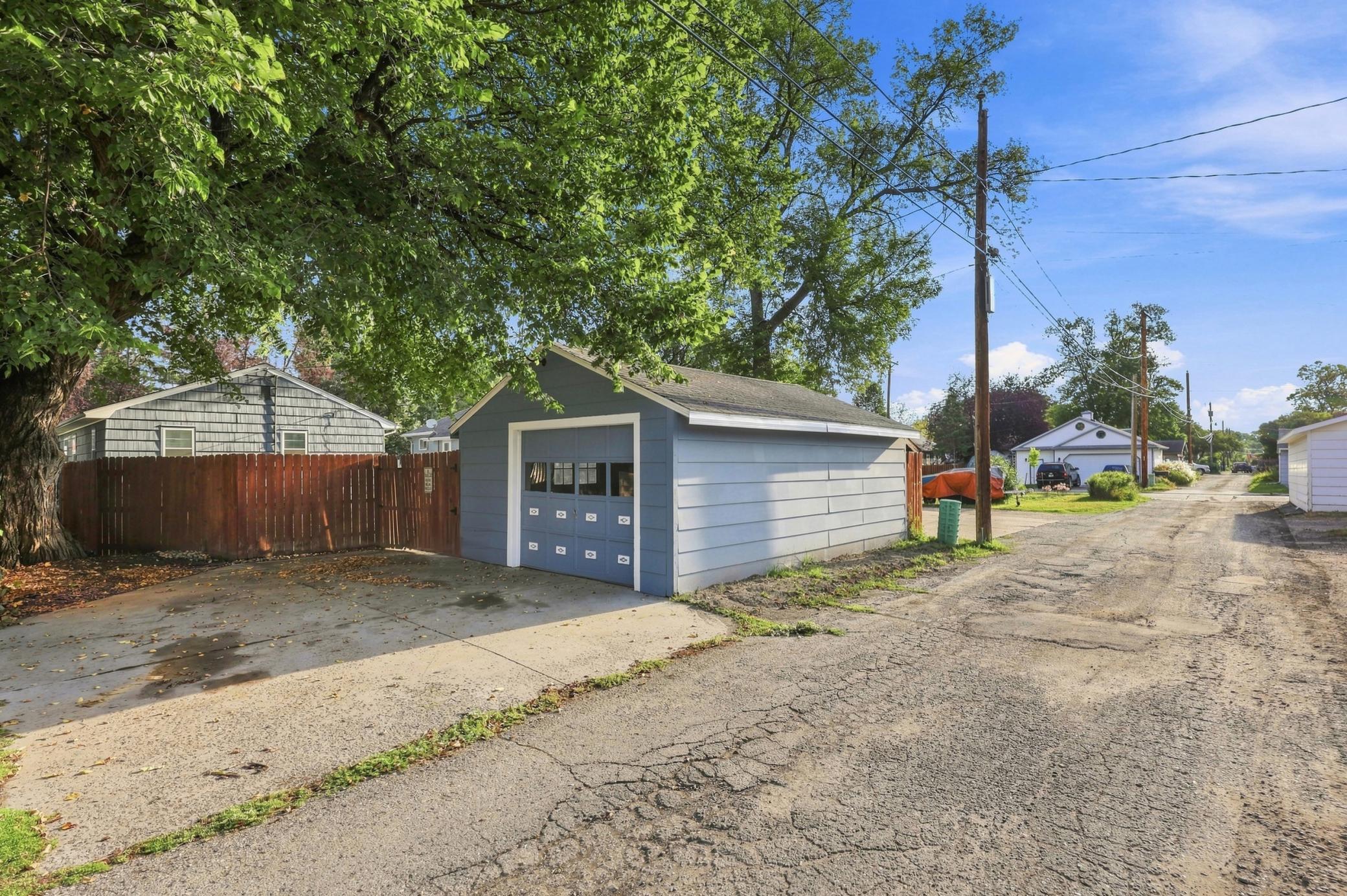 1951 single family home for sale at 408 15th Avenue S in Fargo, ND — 3 bed, 1 bath (photo 27 of 27)