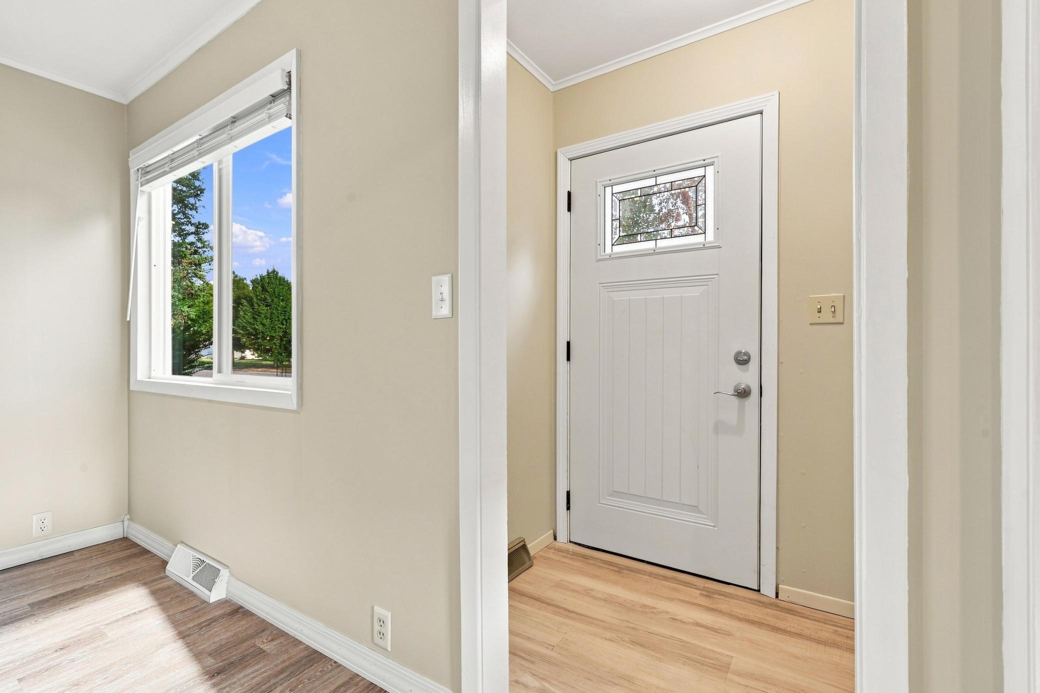 1951 single family home for sale at 408 15th Avenue S in Fargo, ND — 3 bed, 1 bath (photo 4 of 27)