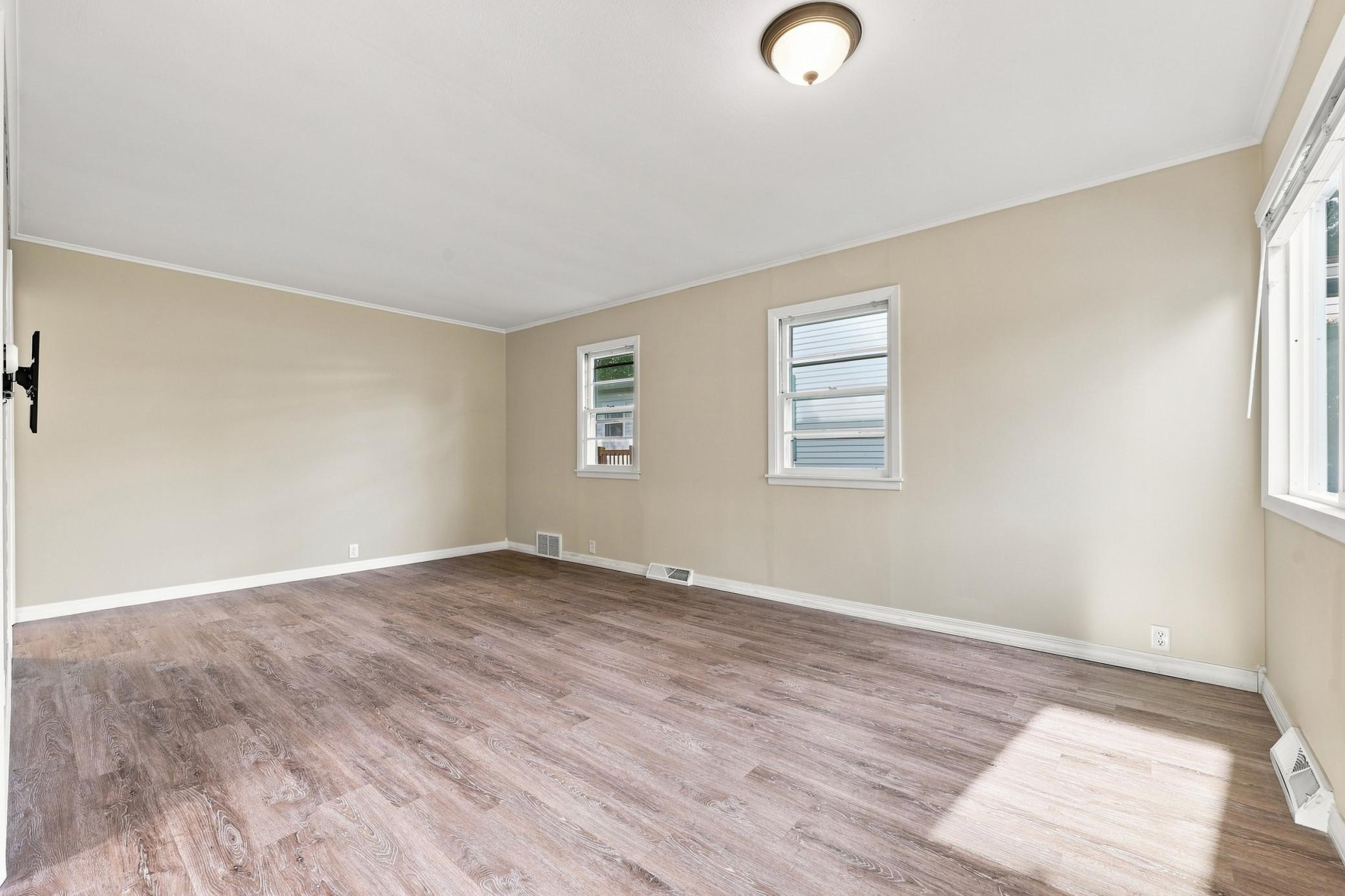 1951 single family home for sale at 408 15th Avenue S in Fargo, ND — 3 bed, 1 bath (photo 5 of 27)
