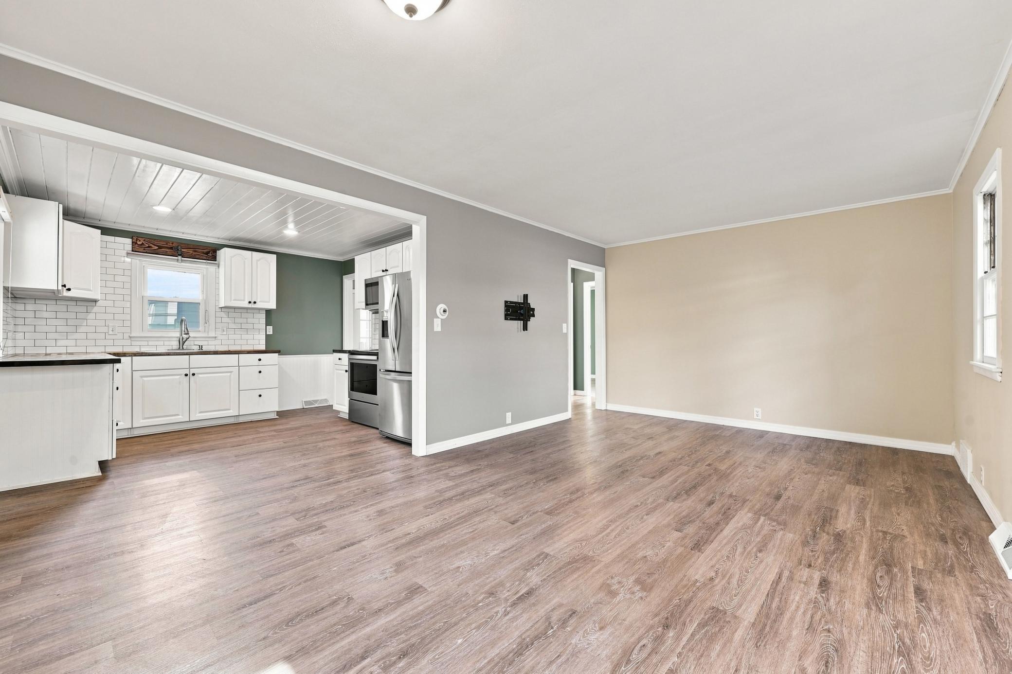 1951 single family home for sale at 408 15th Avenue S in Fargo, ND — 3 bed, 1 bath (photo 7 of 27)