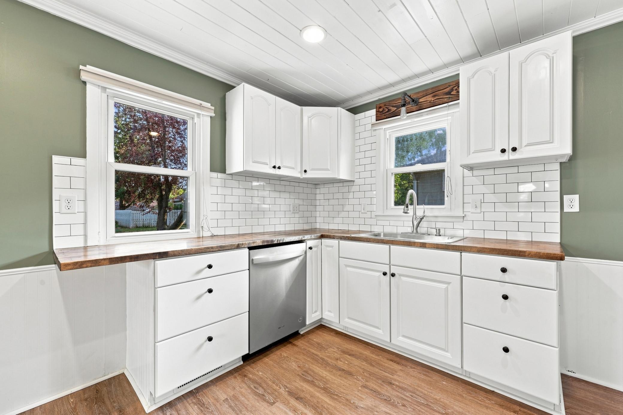 1951 single family home for sale at 408 15th Avenue S in Fargo, ND — 3 bed, 1 bath (photo 9 of 27)
