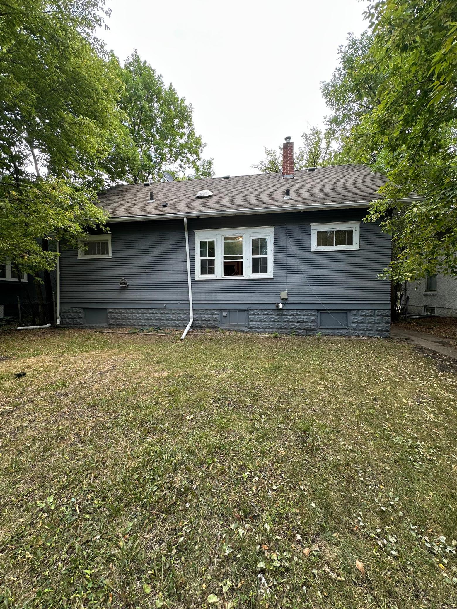 1921 single family home for sale at 1034 University Drive N in Fargo, ND — 4 bed, 2 bath (photo 2 of 5)