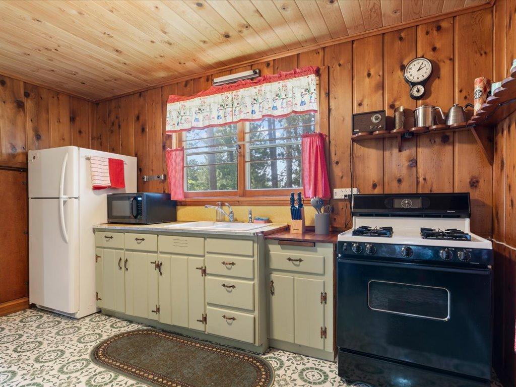 1950 single family home for sale at 29978 Pequot Boulevard in Pequot Lakes, MN — 1 bed, 1 bath (photo 3 of 25)