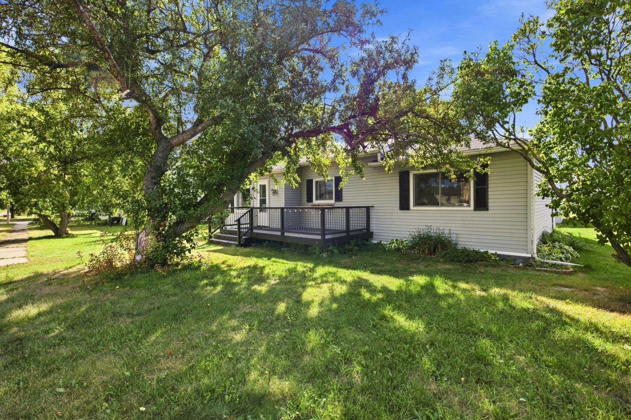 1906 single family home for sale at 325 3rd Avenue W in Halstad, MN — 2 bed, 1 bath (photo 2 of 29)