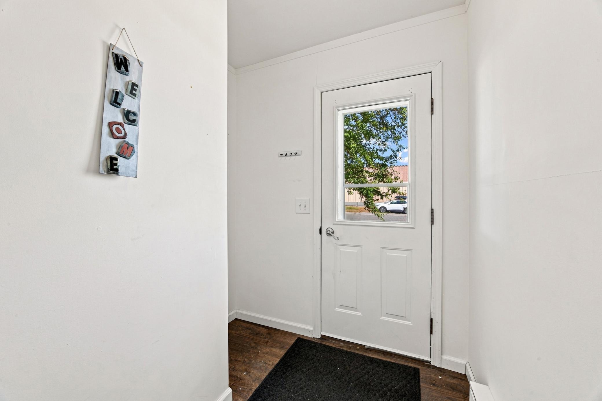 1906 single family home for sale at 325 3rd Avenue W in Halstad, MN — 2 bed, 1 bath (photo 5 of 29)