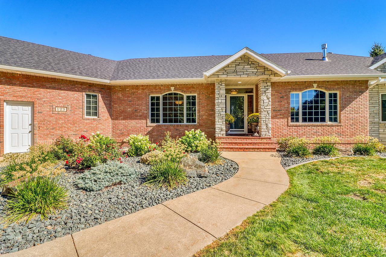 1996 single family home for sale at 123 50th Avenue E in West Fargo, ND — 4 bed, 3 bath (photo 3 of 102)