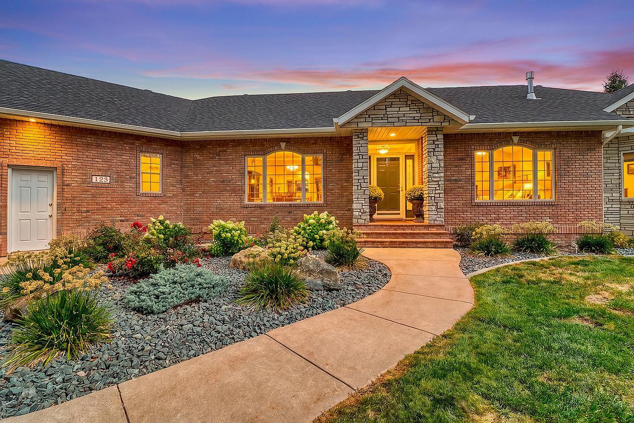1996 single family home for sale at 123 50th Avenue E in West Fargo, ND — 4 bed, 3 bath (photo 5 of 102)