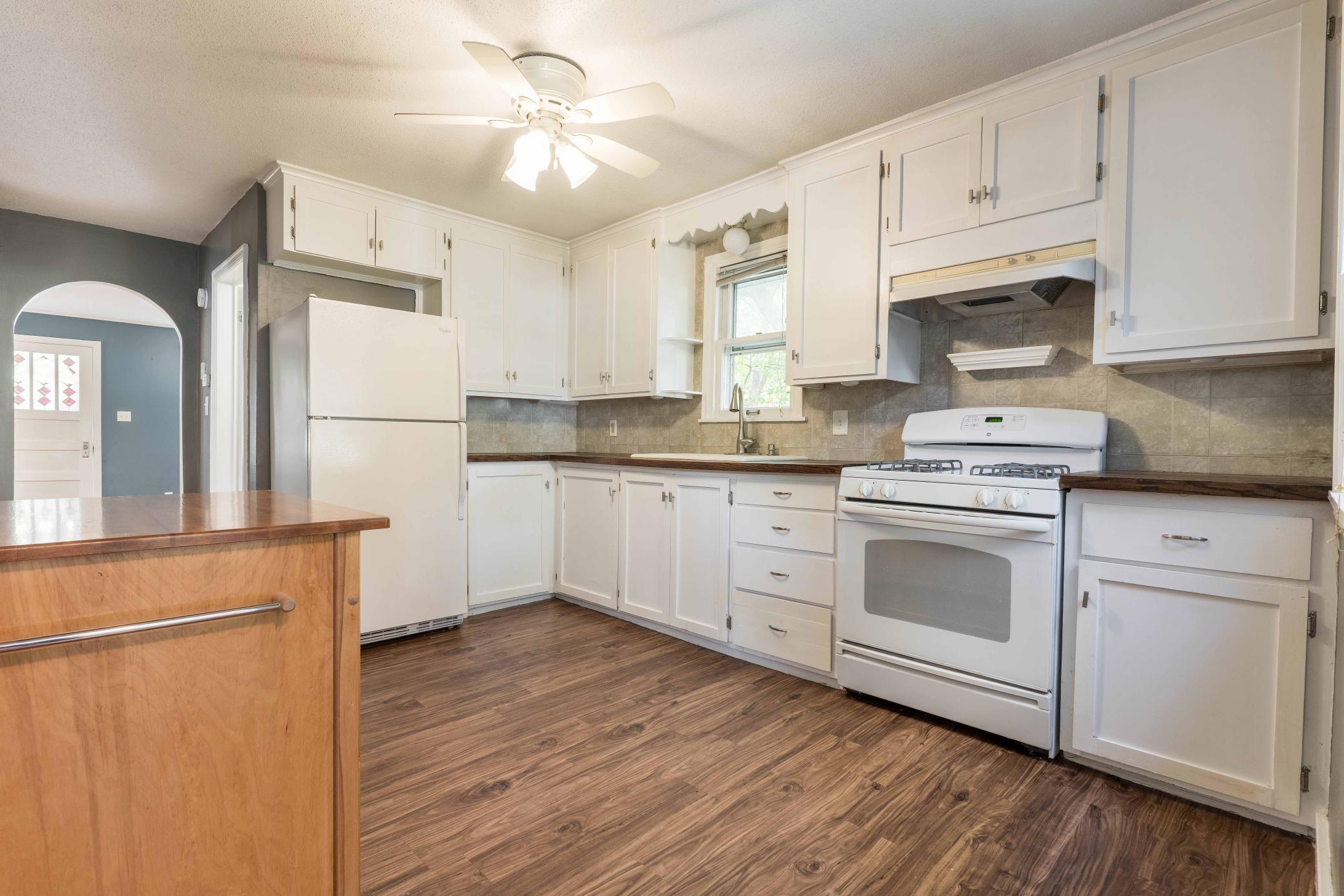 1920 single family home for sale at 616 Lake Street in Alexandria, MN — 3 bed, 1 bath (photo 11 of 40)