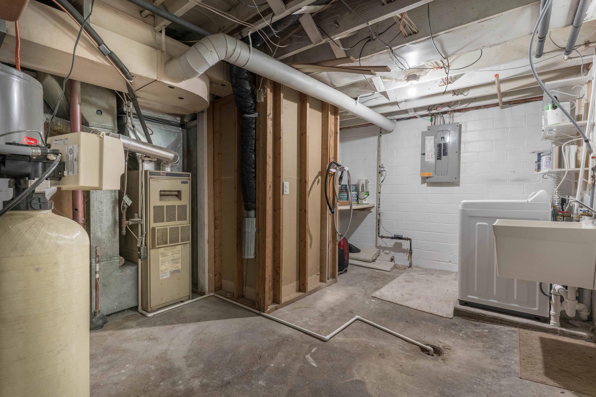 1920 single family home for sale at 616 Lake Street in Alexandria, MN — 3 bed, 1 bath (photo 29 of 40)