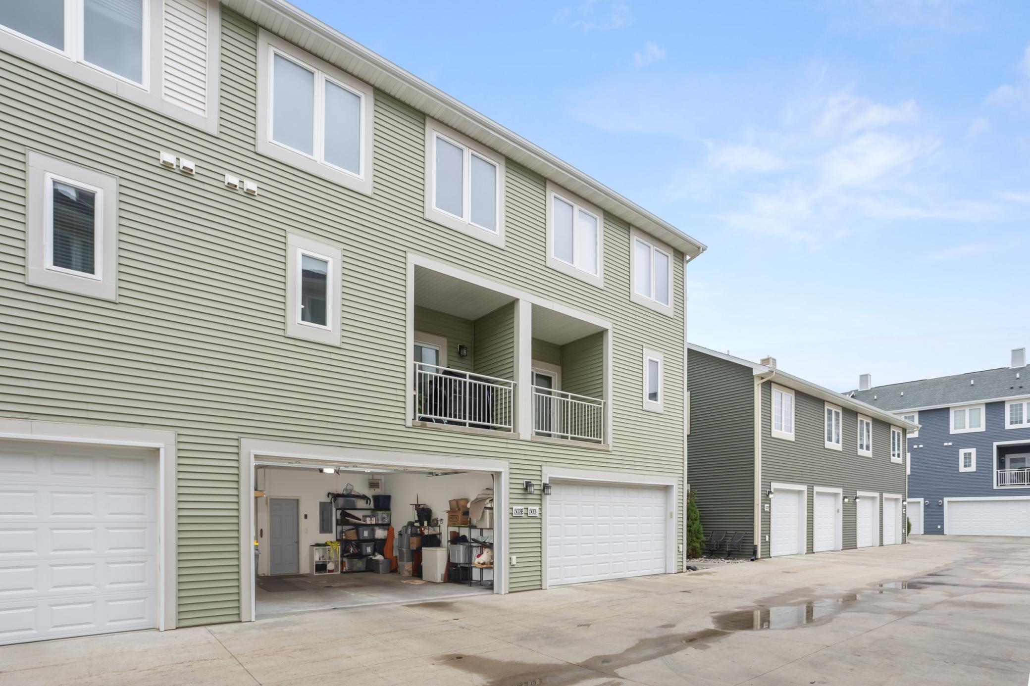 2016 twin home for sale at 503 33rd Way E, Unit B in West Fargo, ND — 3 bed, 4 bath (photo 3 of 33)