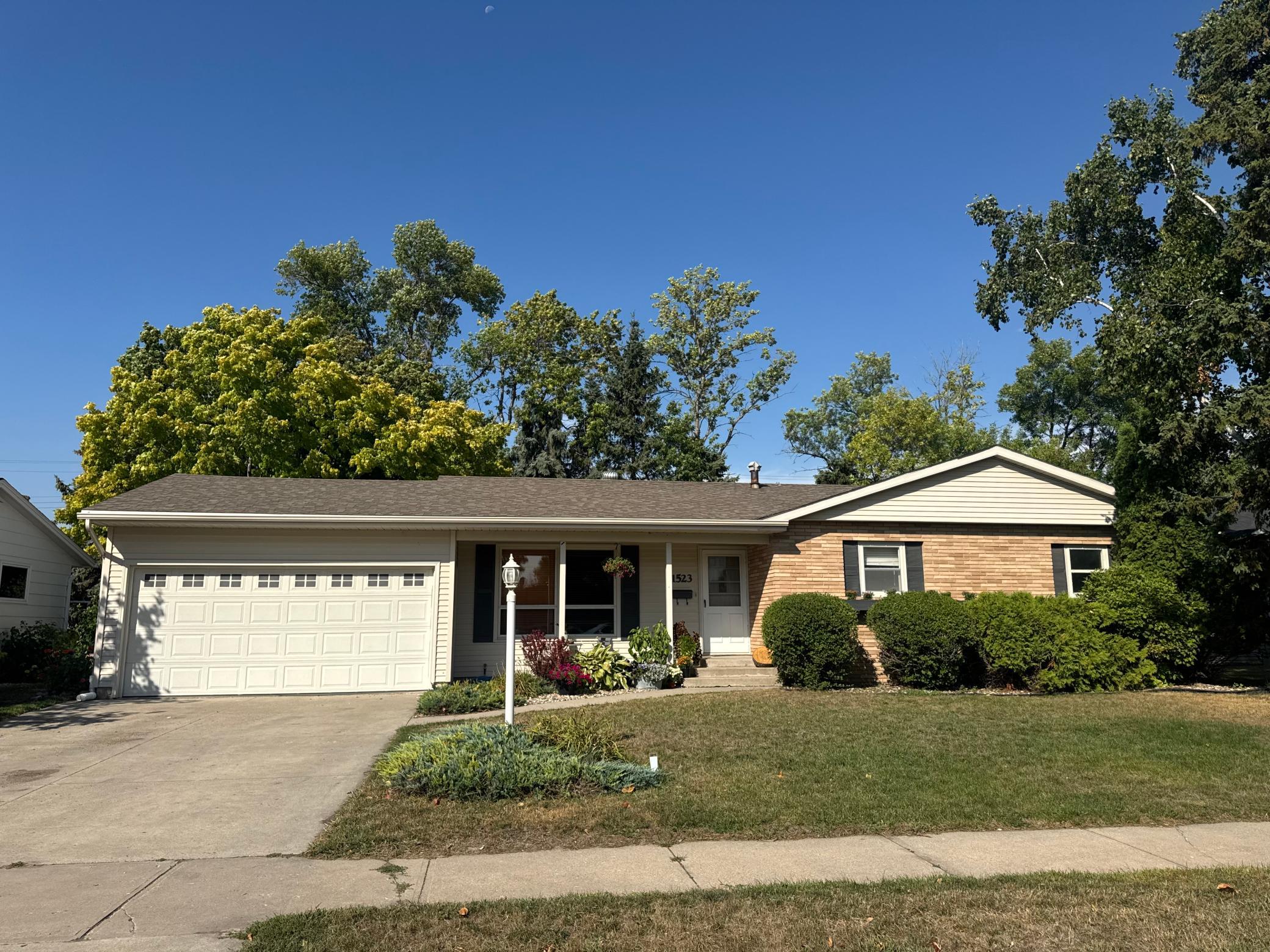 1964 single family home for sale at 1523 Hoven Lane in Crookston, MN — 4 bed, 2 bath