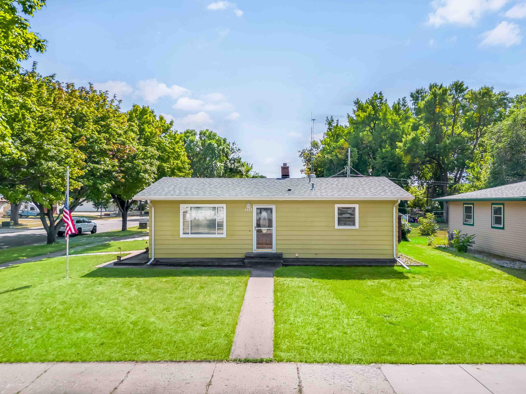 1956 single family home for sale at 1921 N 10th Avenue N in Moorhead, MN — 3 bed, 2 bath (photo 2 of 46)