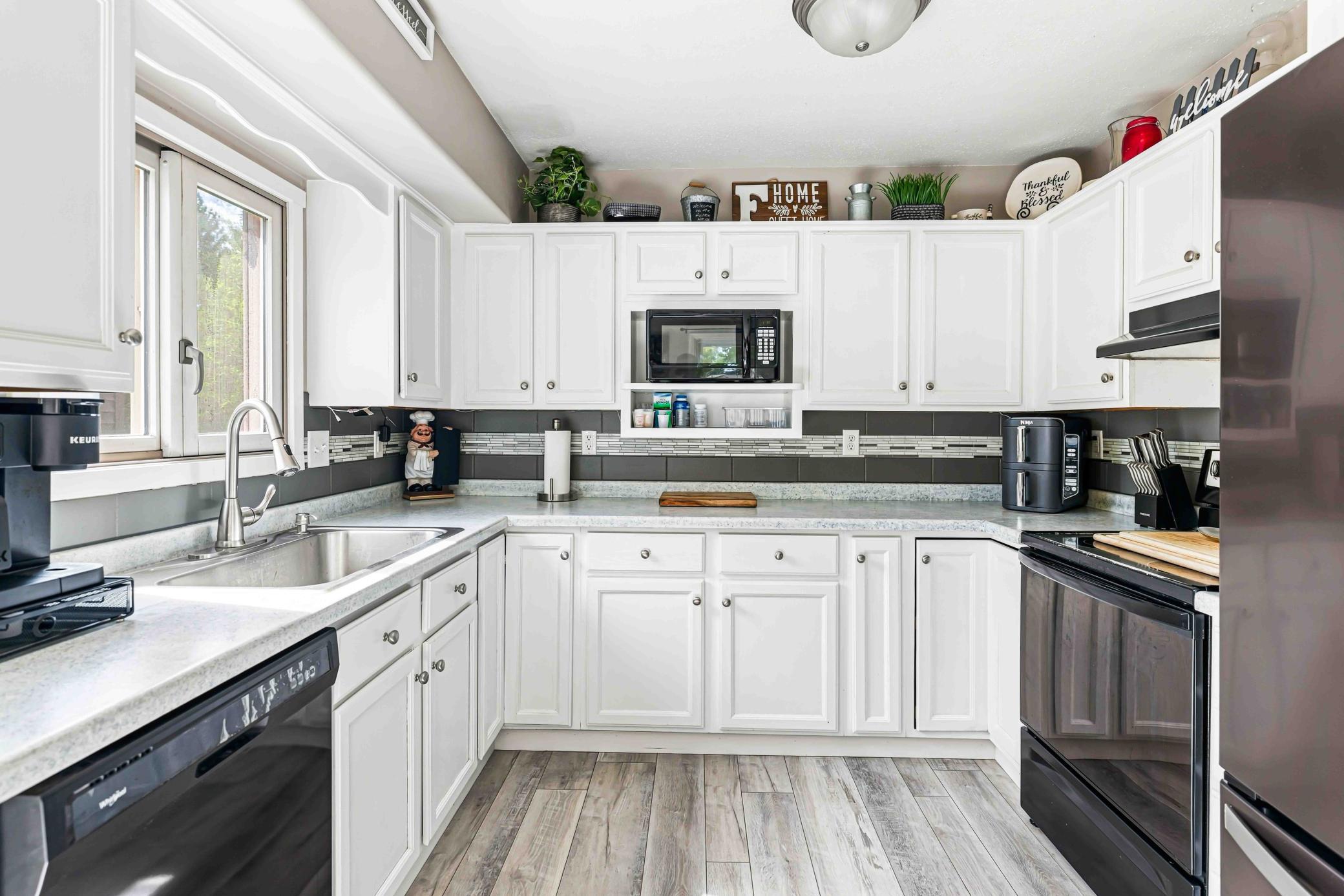 1956 single family home for sale at 1921 N 10th Avenue N in Moorhead, MN — 3 bed, 2 bath (photo 12 of 46)