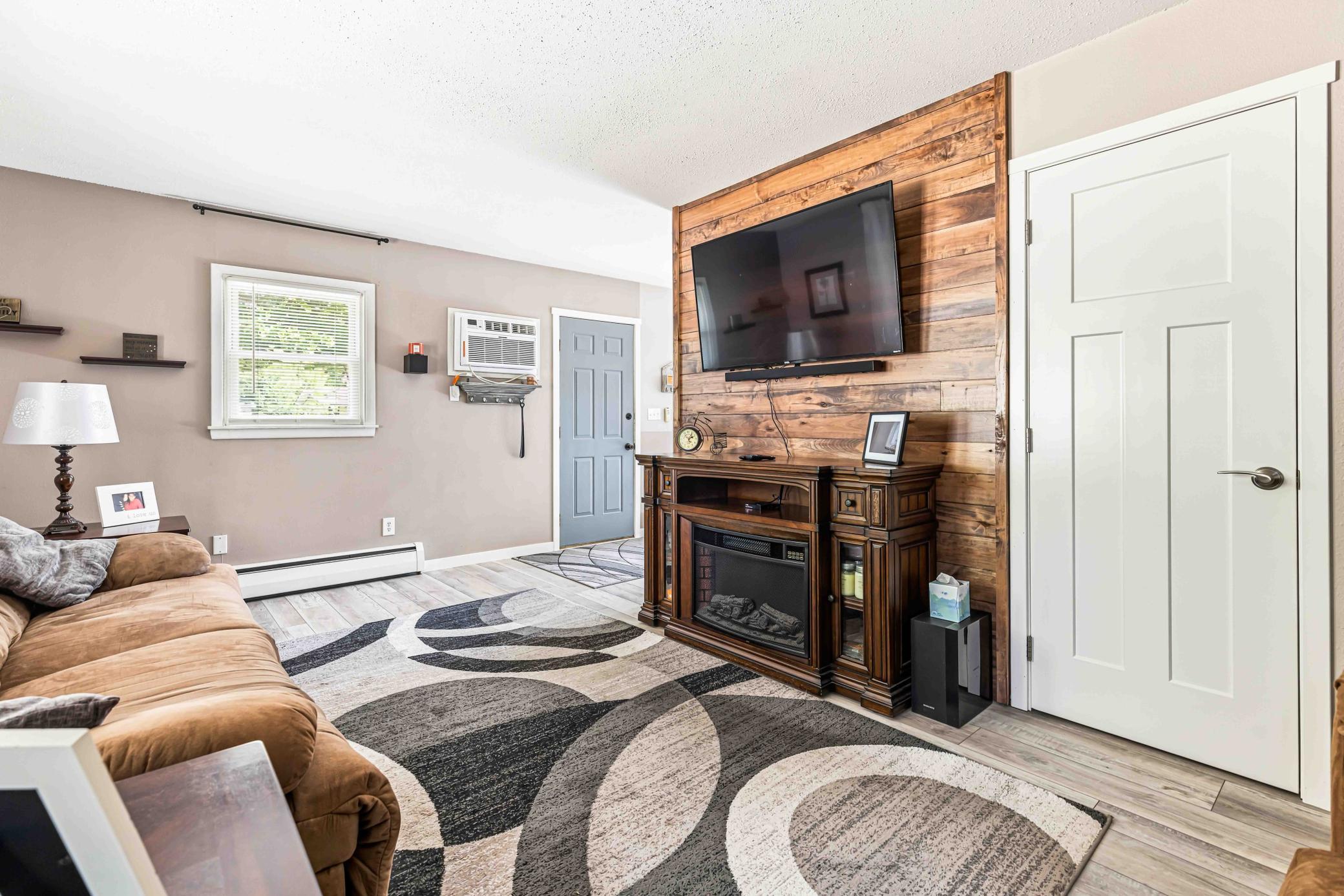1956 single family home for sale at 1921 N 10th Avenue N in Moorhead, MN — 3 bed, 2 bath (photo 16 of 46)