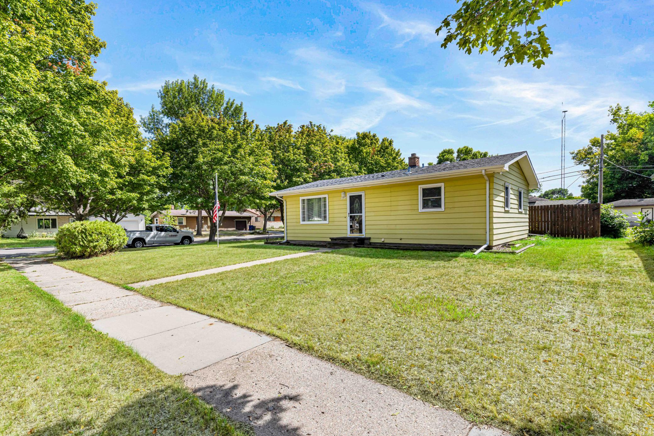 1956 single family home for sale at 1921 N 10th Avenue N in Moorhead, MN — 3 bed, 2 bath (photo 3 of 46)
