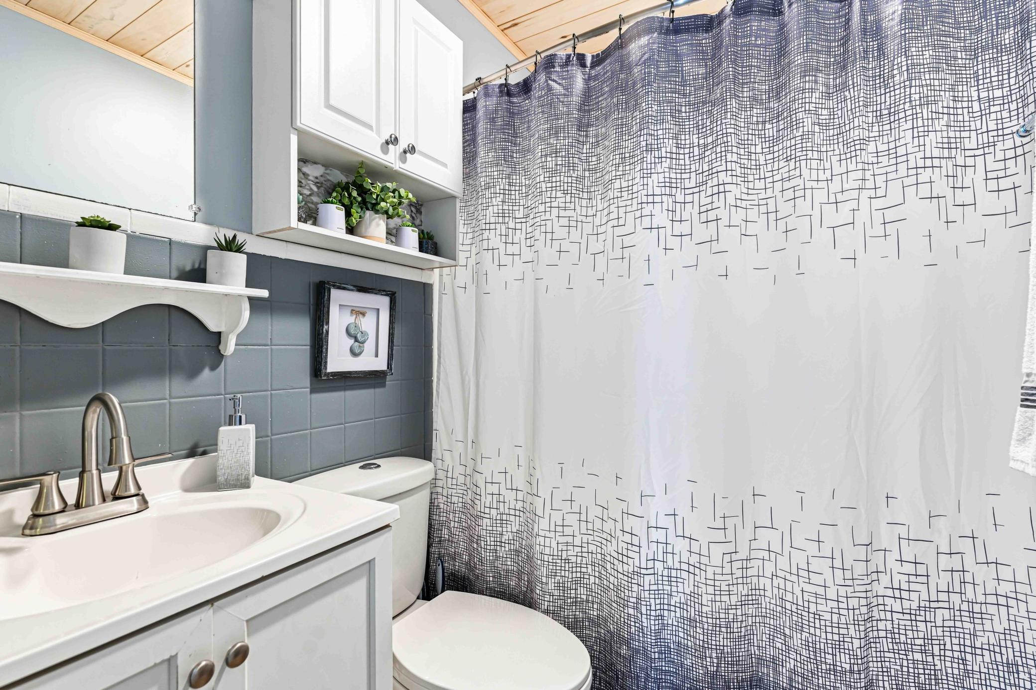1956 single family home for sale at 1921 N 10th Avenue N in Moorhead, MN — 3 bed, 2 bath (photo 24 of 46)