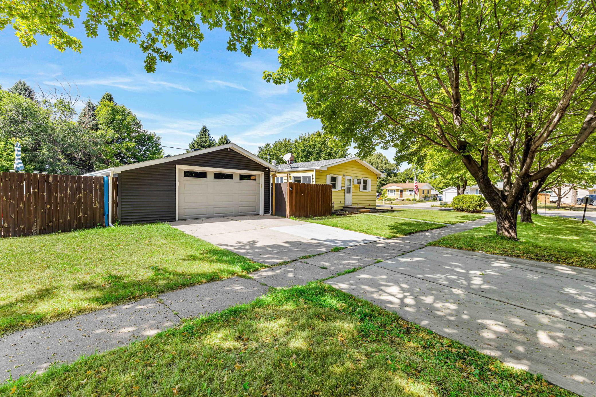 1956 single family home for sale at 1921 N 10th Avenue N in Moorhead, MN — 3 bed, 2 bath (photo 4 of 46)