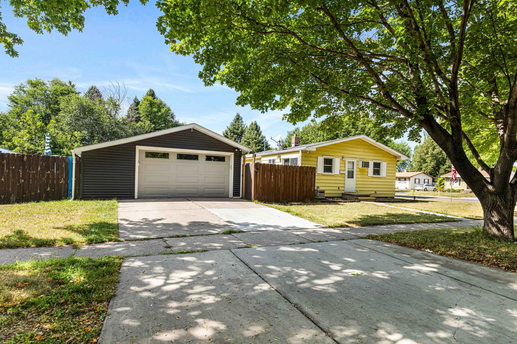 1956 single family home for sale at 1921 N 10th Avenue N in Moorhead, MN — 3 bed, 2 bath (photo 5 of 46)