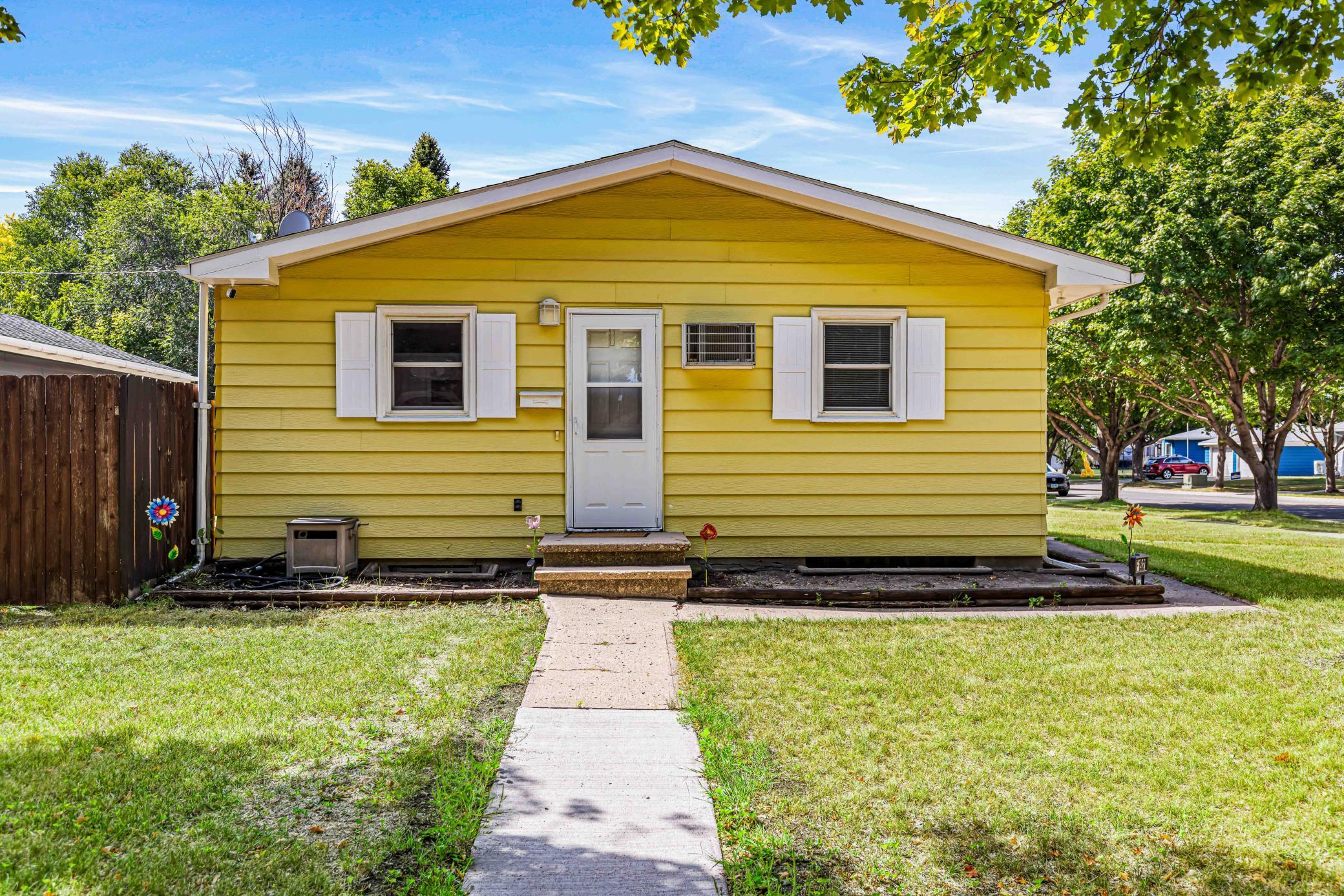 1956 single family home for sale at 1921 N 10th Avenue N in Moorhead, MN — 3 bed, 2 bath (photo 6 of 46)