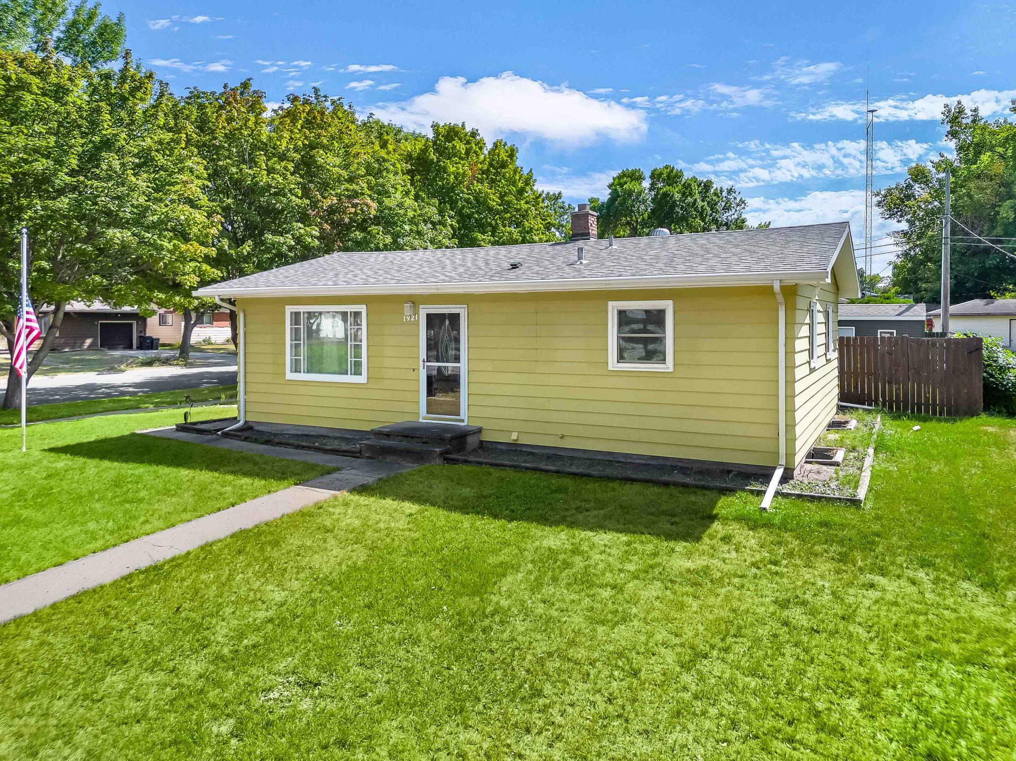 1956 single family home for sale at 1921 N 10th Avenue N in Moorhead, MN — 3 bed, 2 bath (photo 7 of 46)