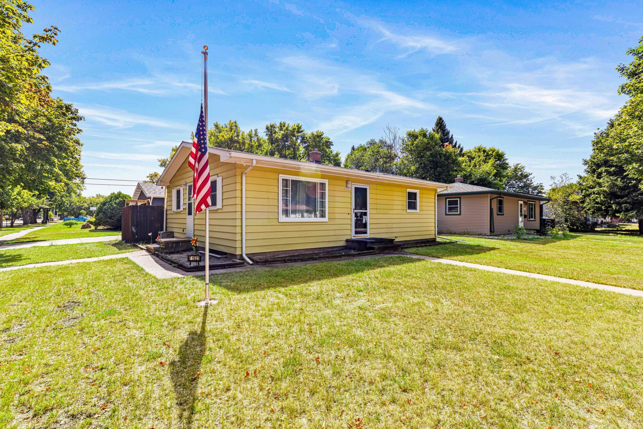 1956 single family home for sale at 1921 N 10th Avenue N in Moorhead, MN — 3 bed, 2 bath (photo 8 of 46)