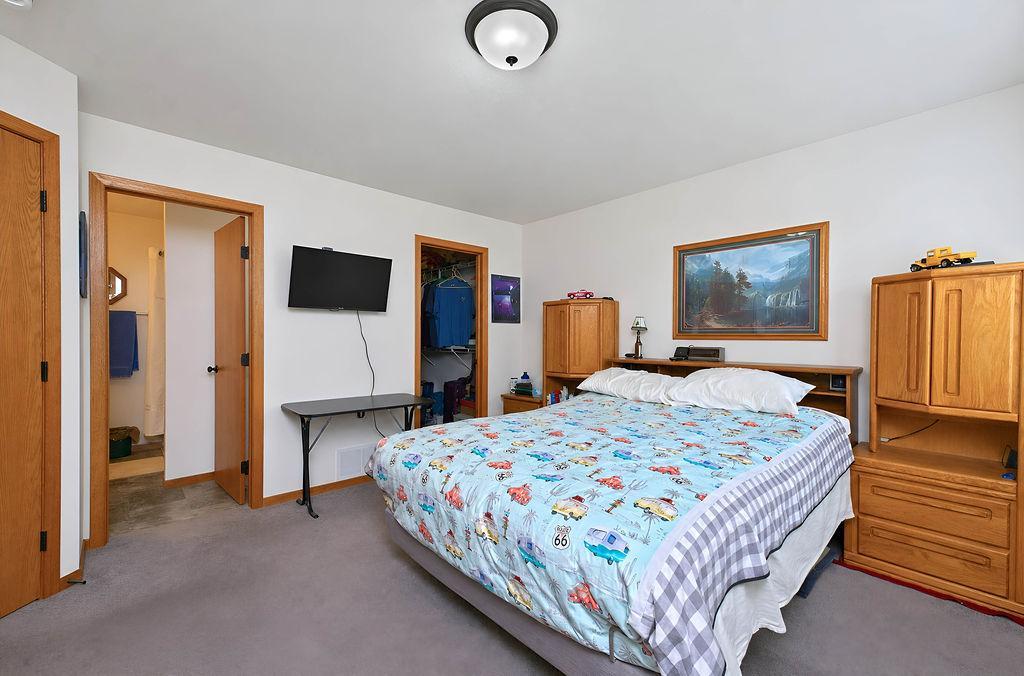 2016 twin home for sale at 2162 10th Street W in West Fargo, ND — 3 bed, 2 bath (photo 16 of 39)