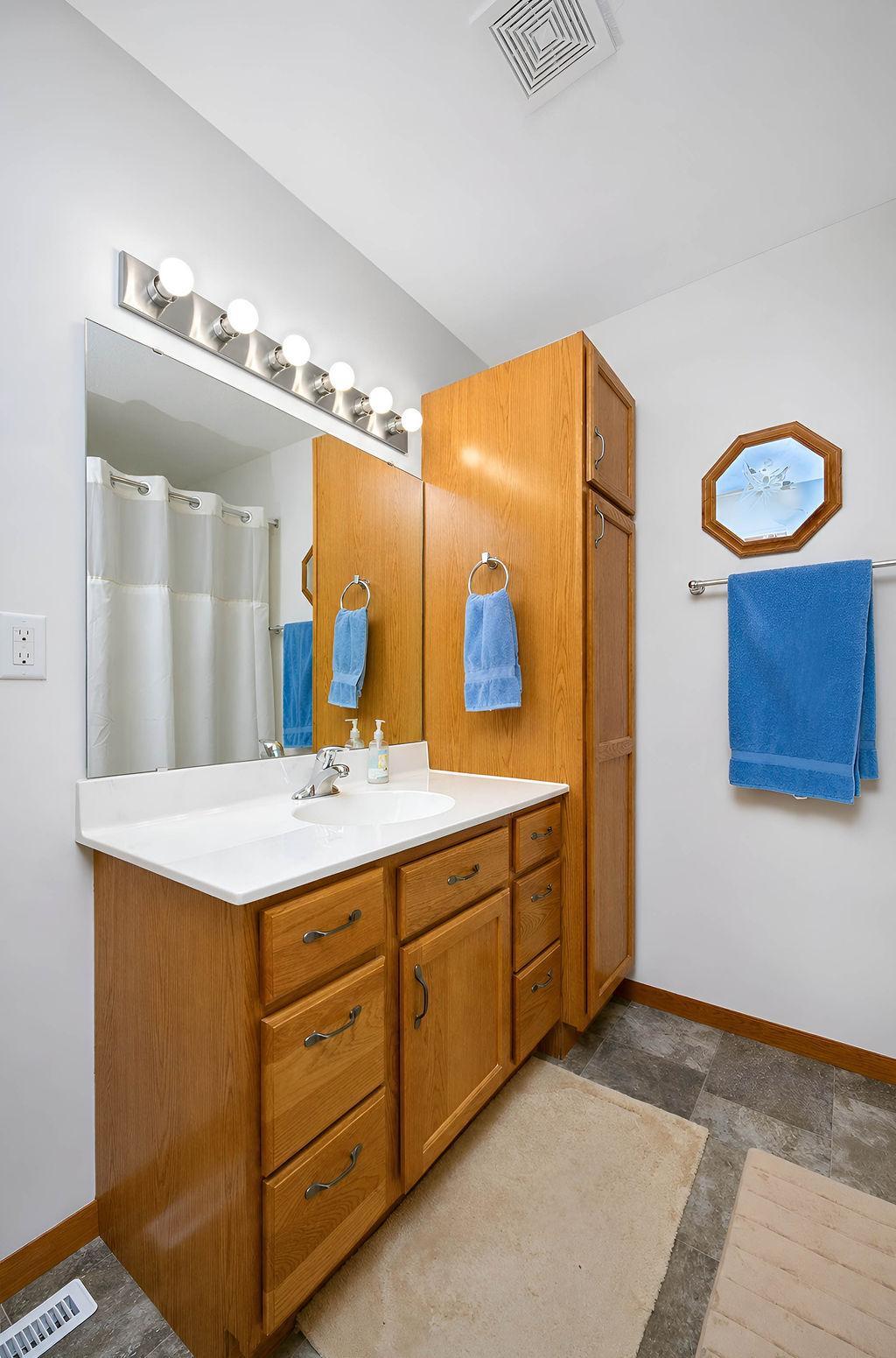 2016 twin home for sale at 2162 10th Street W in West Fargo, ND — 3 bed, 2 bath (photo 27 of 39)