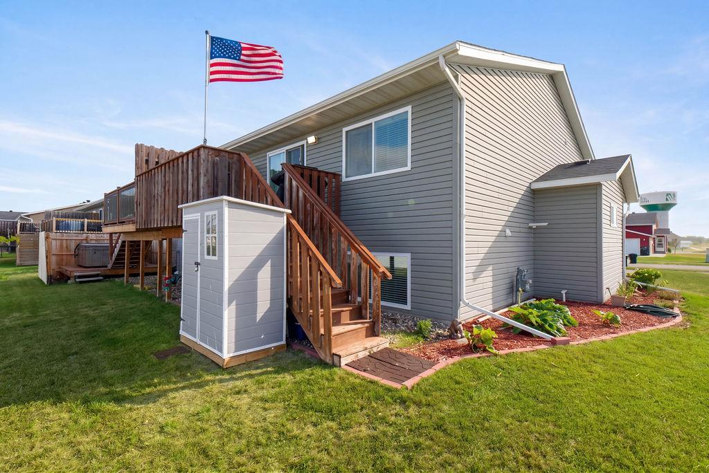 2016 twin home for sale at 2162 10th Street W in West Fargo, ND — 3 bed, 2 bath (photo 36 of 39)