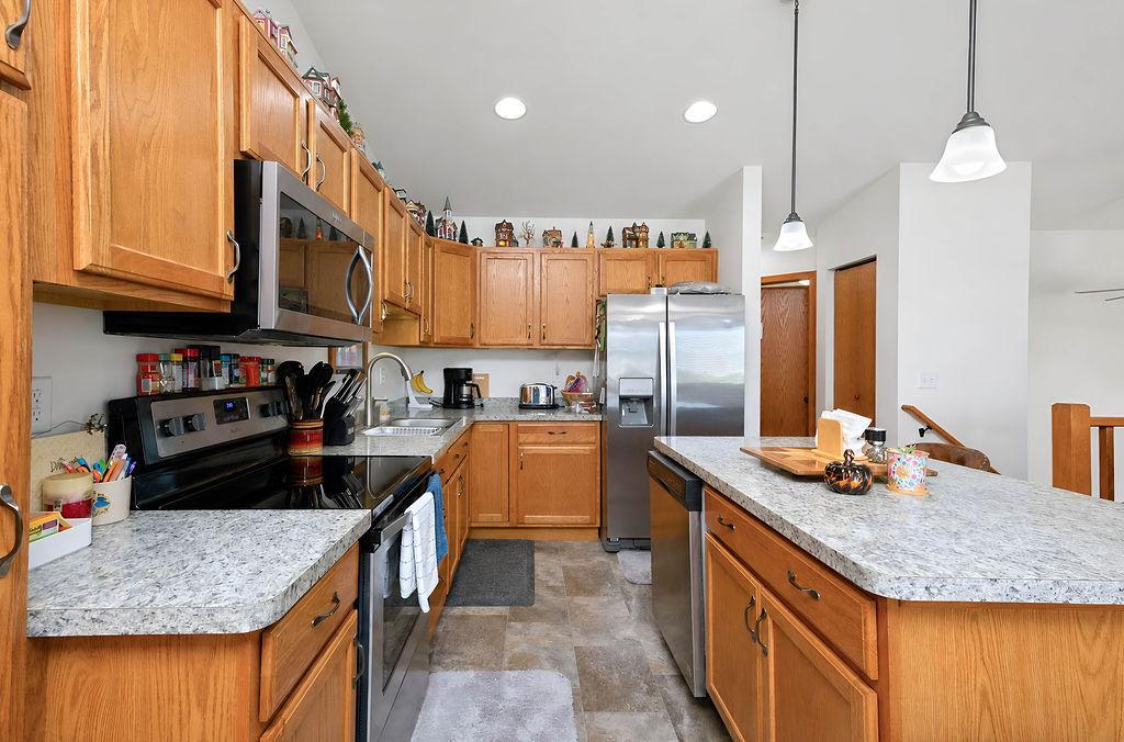 2016 twin home for sale at 2162 10th Street W in West Fargo, ND — 3 bed, 2 bath (photo 8 of 39)
