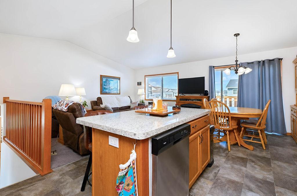 2016 twin home for sale at 2162 10th Street W in West Fargo, ND — 3 bed, 2 bath (photo 9 of 39)