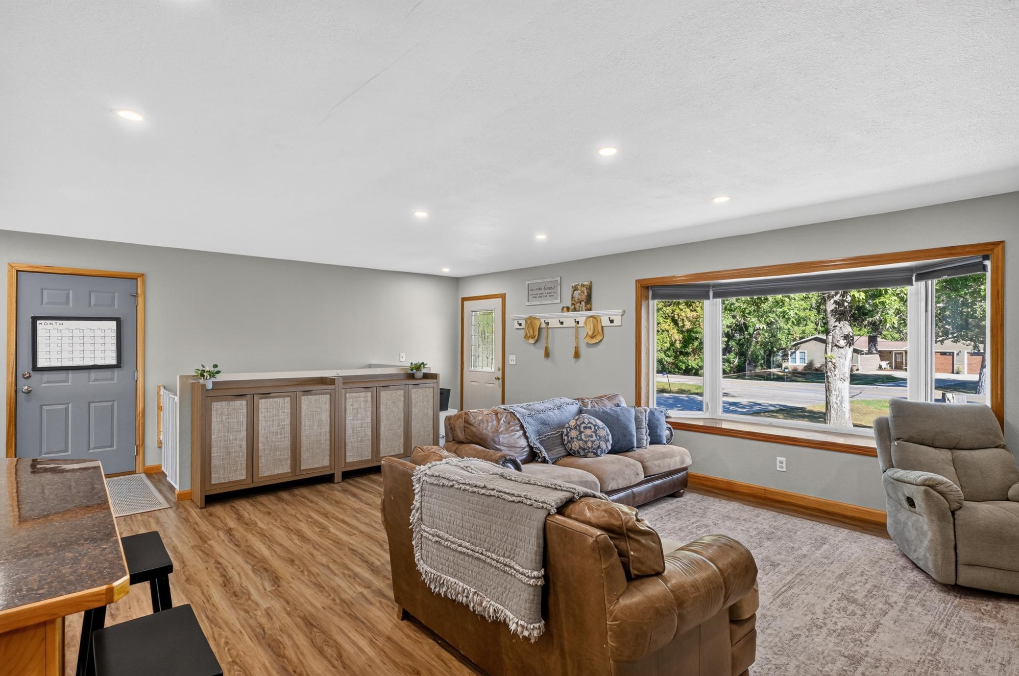 1998 single family home for sale at 1576 W Latoka Drive SW in Alexandria, MN — 4 bed, 2 bath (photo 4 of 58)