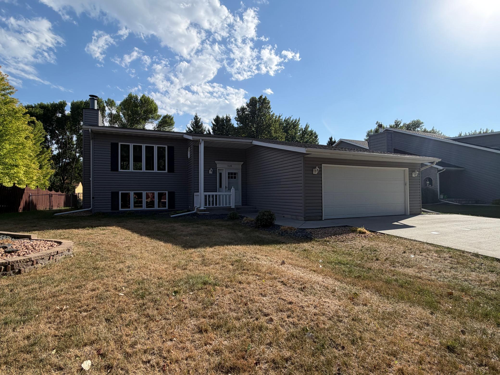 1985 single family home for sale at 1608 38th Avenue S in Fargo, ND — 4 bed, 2 bath (photo 2 of 46)