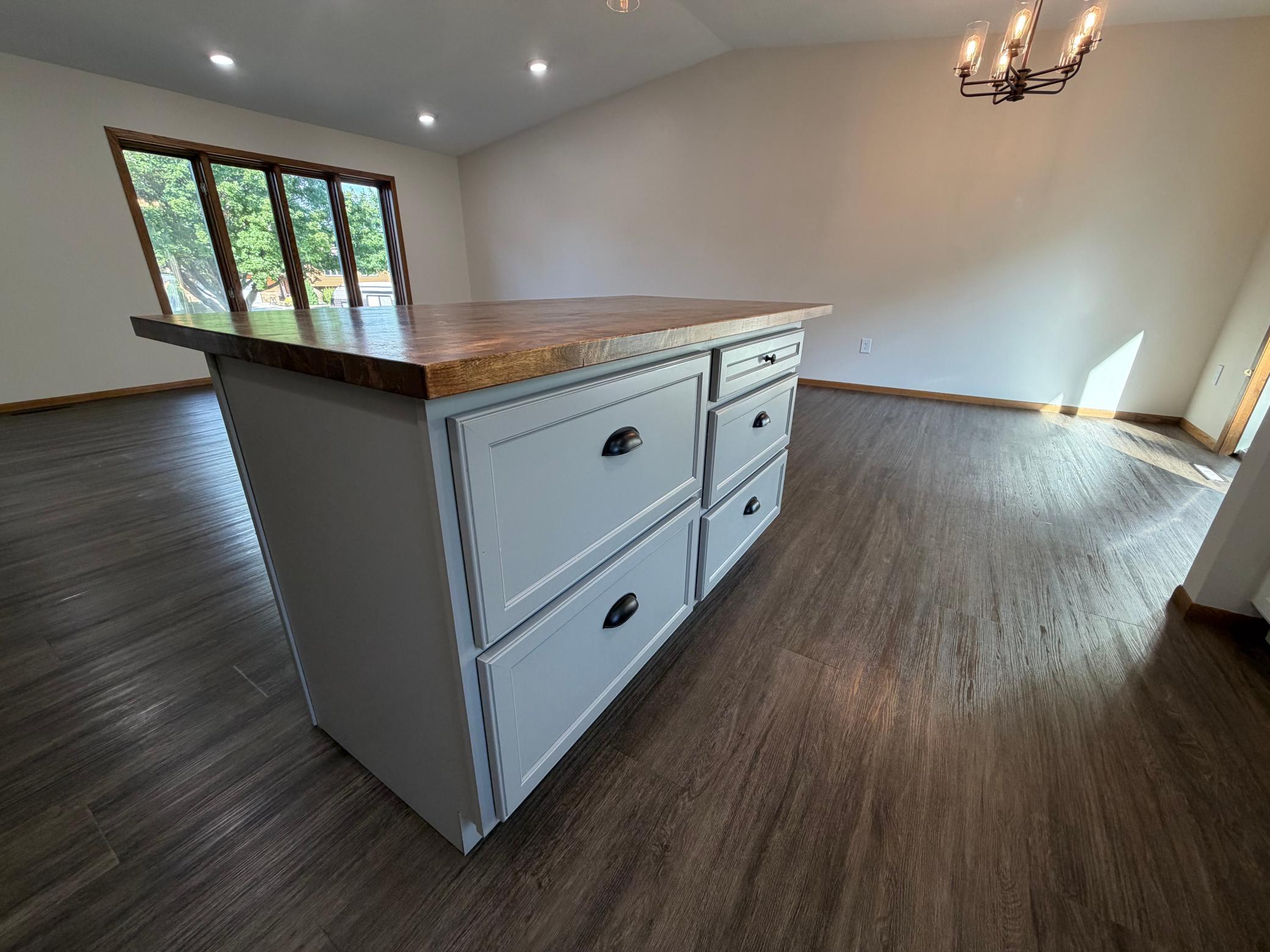 1985 single family home for sale at 1608 38th Avenue S in Fargo, ND — 4 bed, 2 bath (photo 11 of 46)