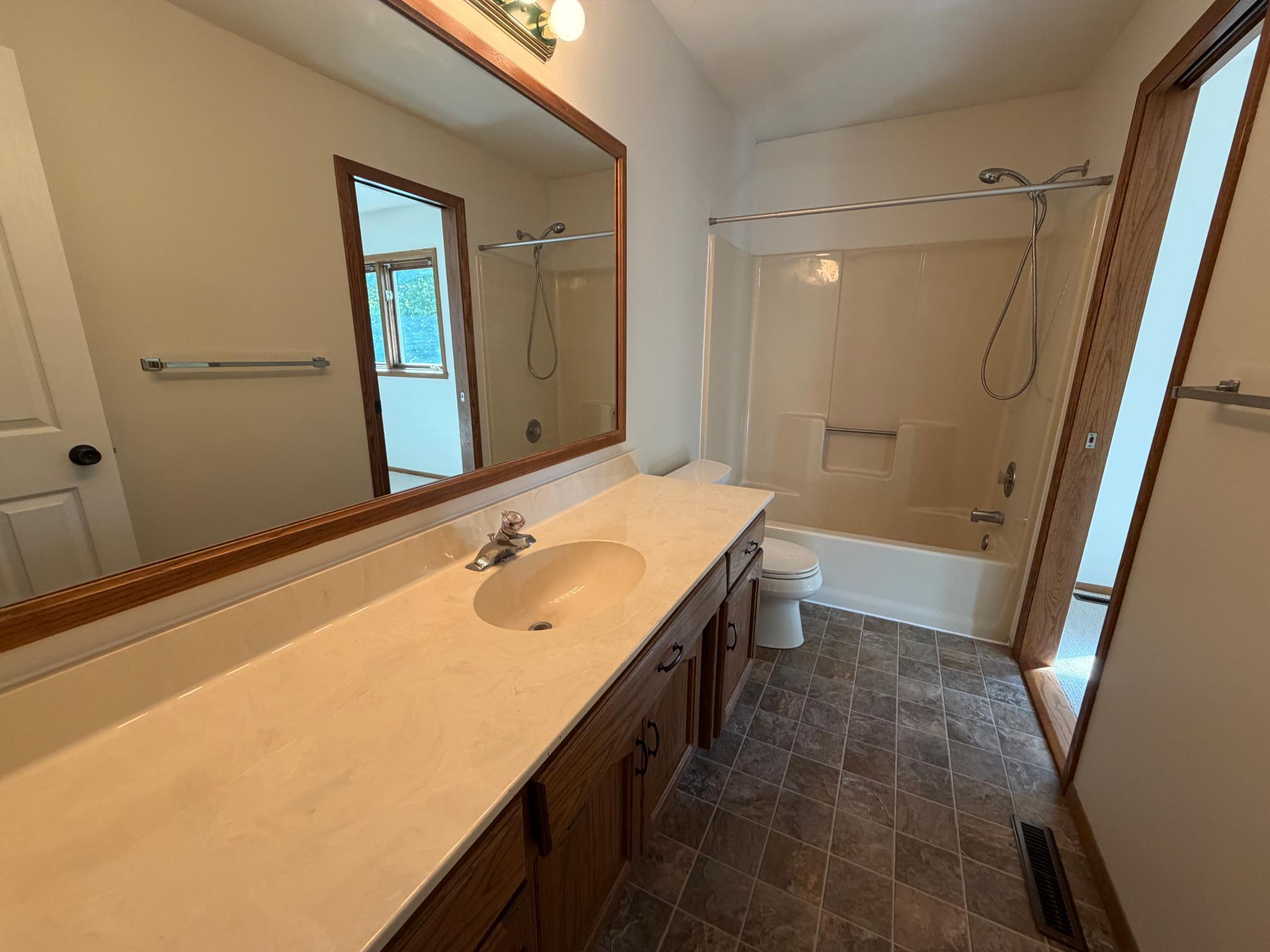 1985 single family home for sale at 1608 38th Avenue S in Fargo, ND — 4 bed, 2 bath (photo 18 of 46)