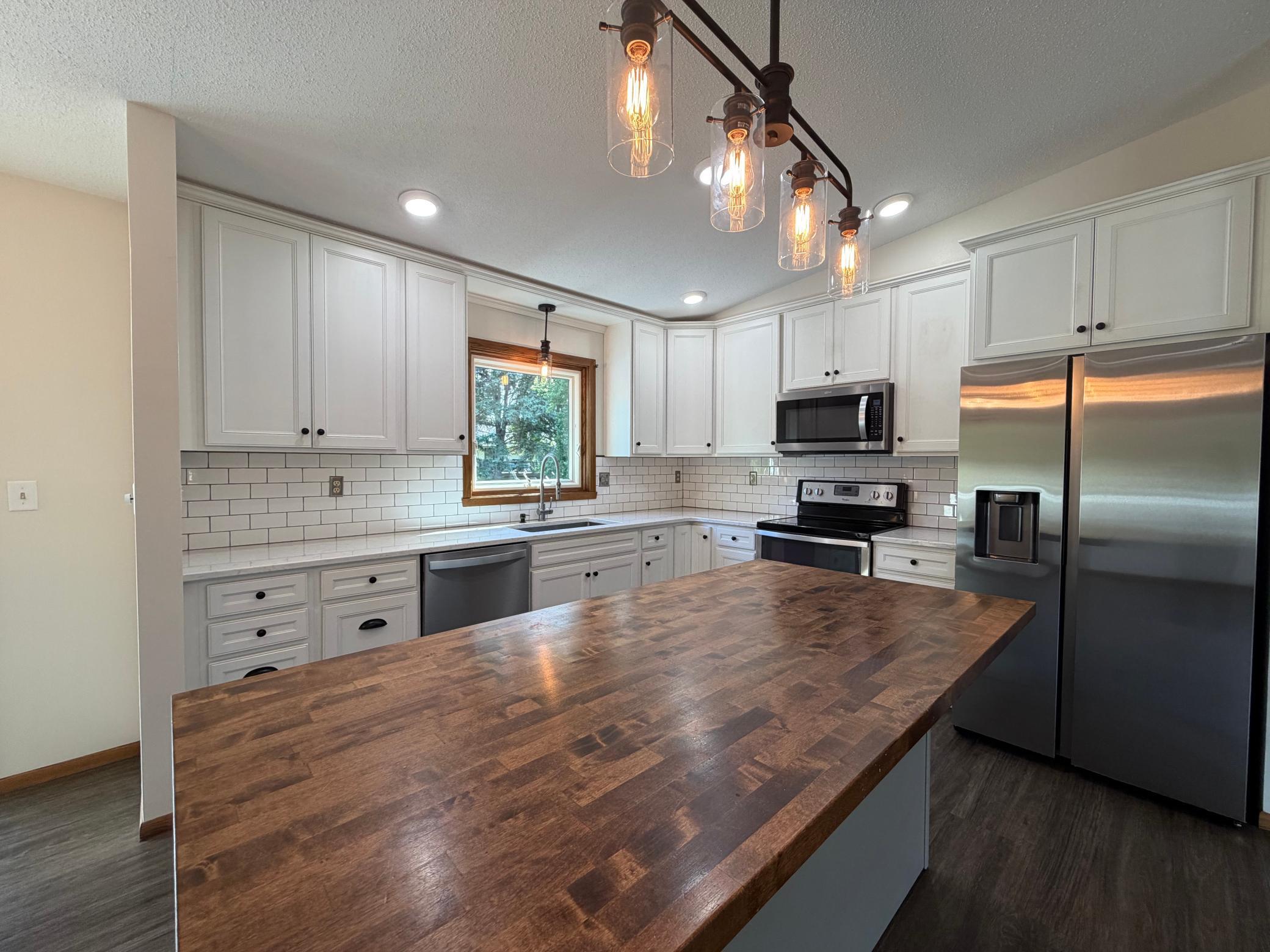 1985 single family home for sale at 1608 38th Avenue S in Fargo, ND — 4 bed, 2 bath (photo 4 of 46)