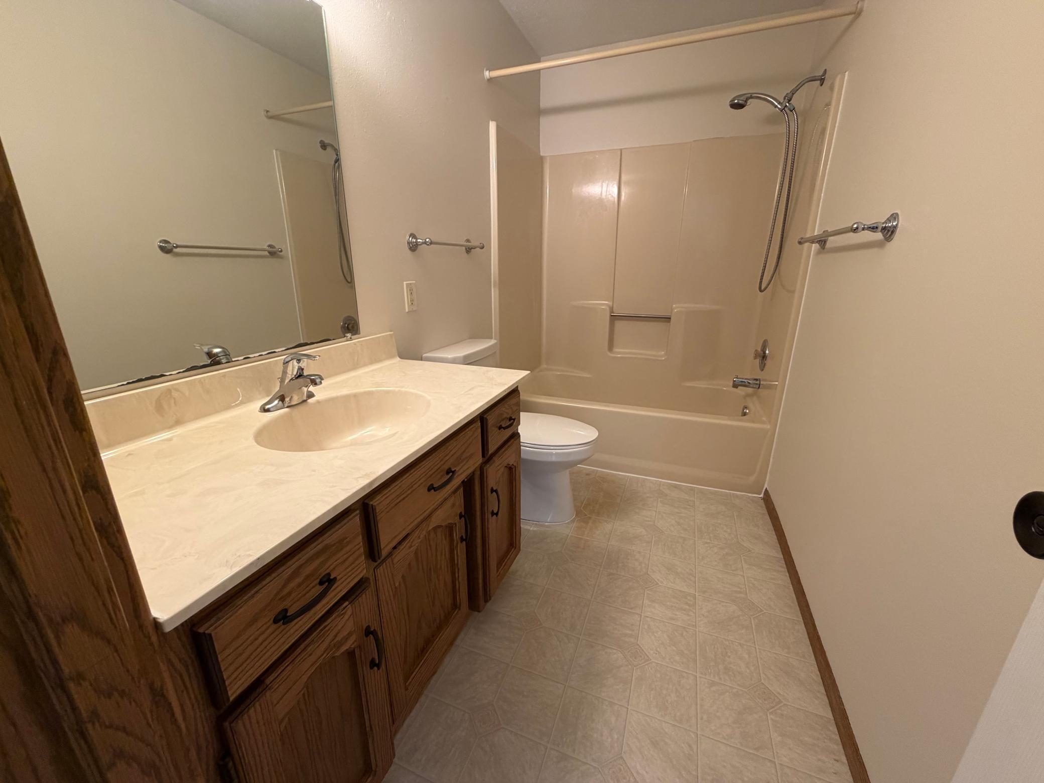 1985 single family home for sale at 1608 38th Avenue S in Fargo, ND — 4 bed, 2 bath (photo 34 of 46)