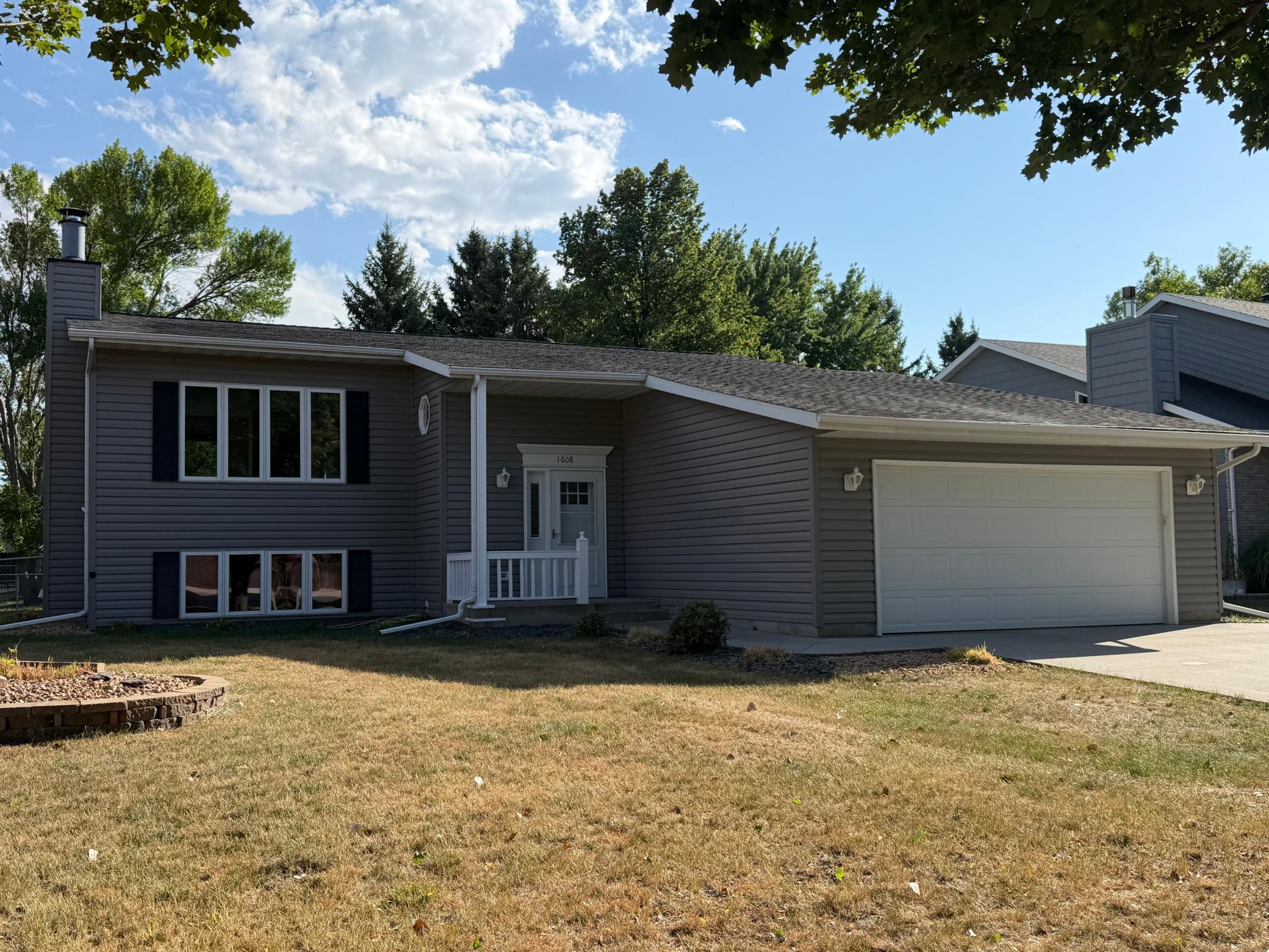 1985 single family home for sale at 1608 38th Avenue S in Fargo, ND — 4 bed, 2 bath (photo 40 of 46)