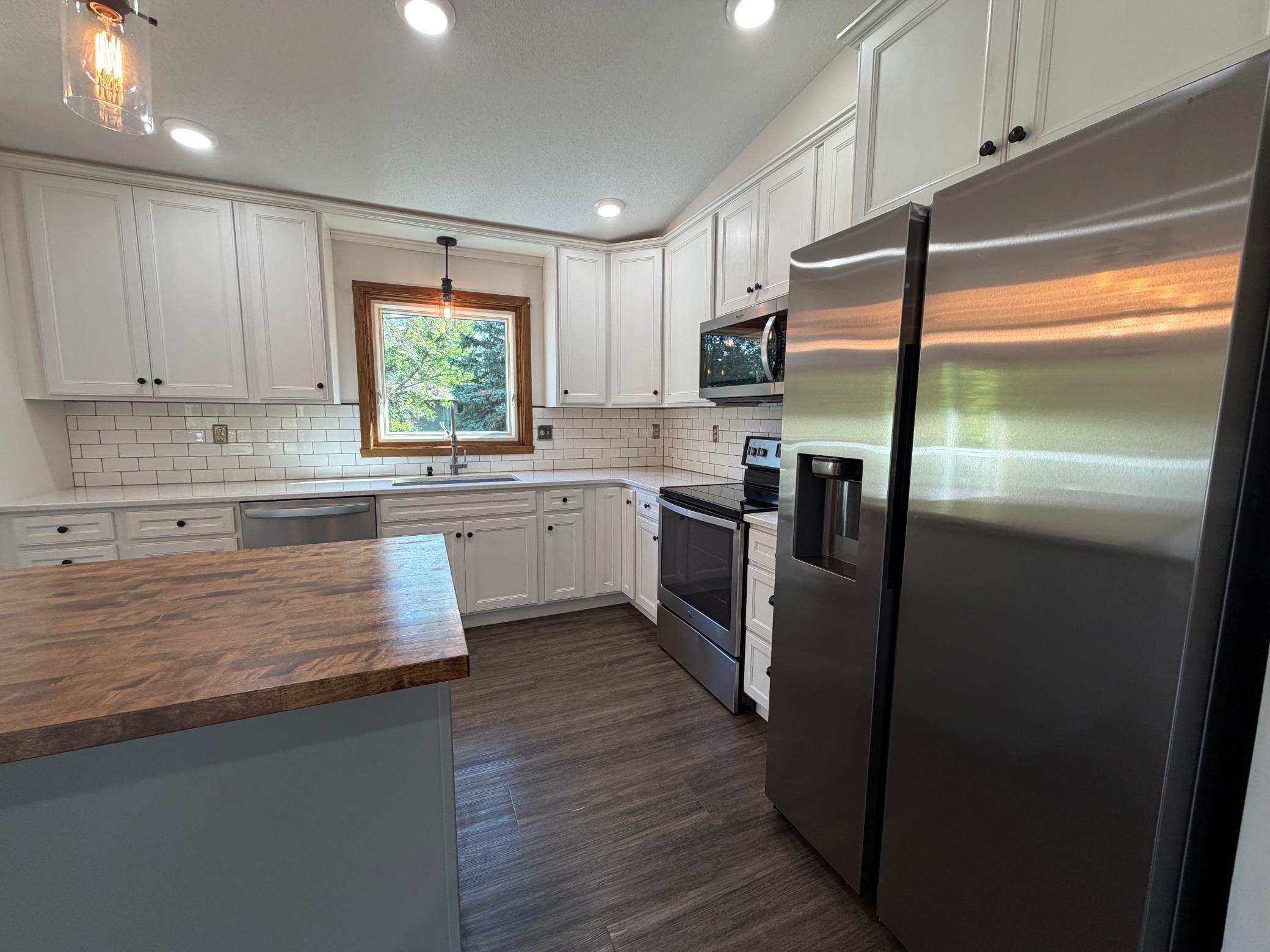 1985 single family home for sale at 1608 38th Avenue S in Fargo, ND — 4 bed, 2 bath (photo 5 of 46)