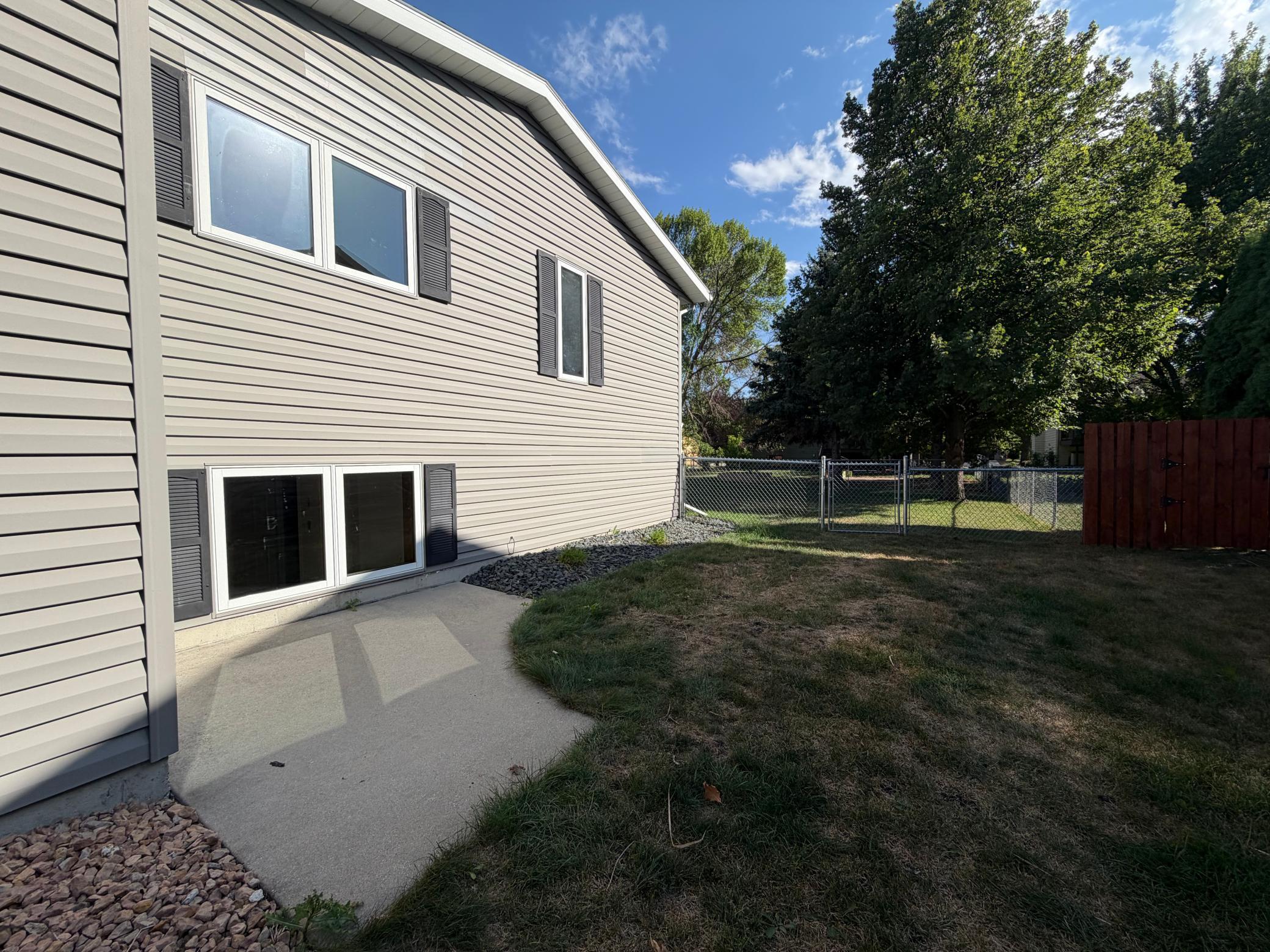 1985 single family home for sale at 1608 38th Avenue S in Fargo, ND — 4 bed, 2 bath (photo 42 of 46)