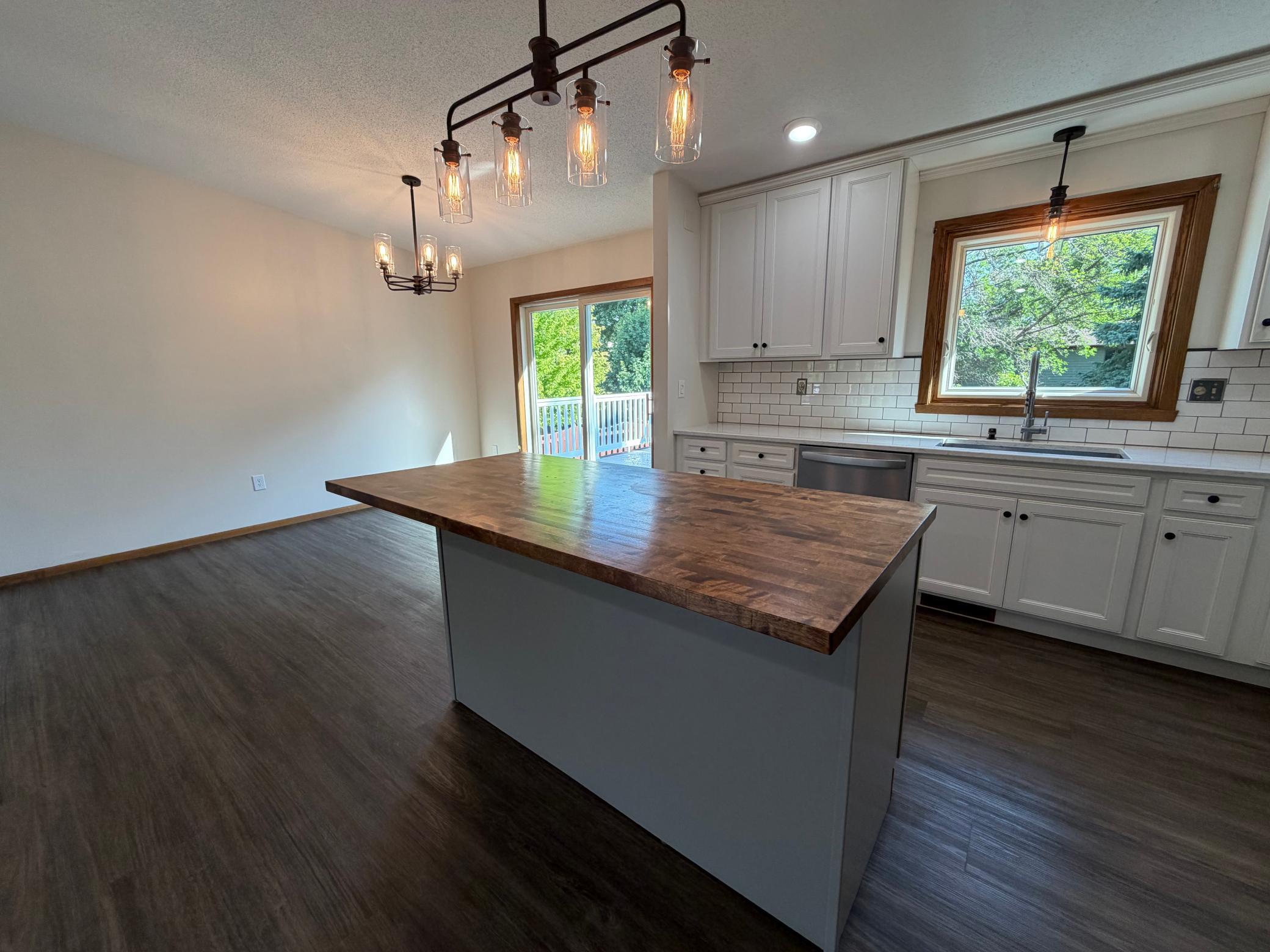 1985 single family home for sale at 1608 38th Avenue S in Fargo, ND — 4 bed, 2 bath (photo 6 of 46)