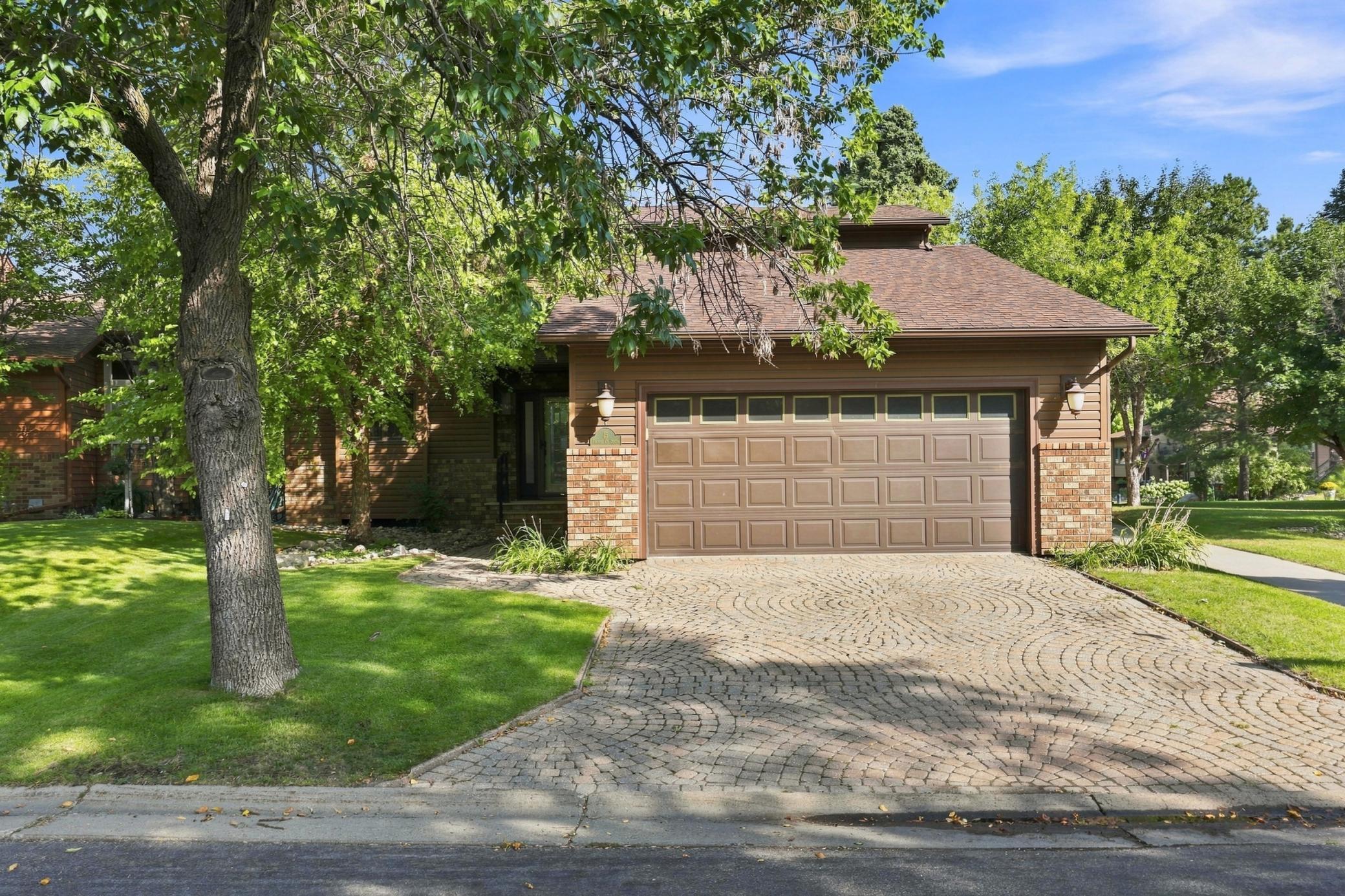1984 single family home for sale at 15 Fremont Drive S in Fargo, ND — 3 bed, 2 bath (photo 2 of 36)