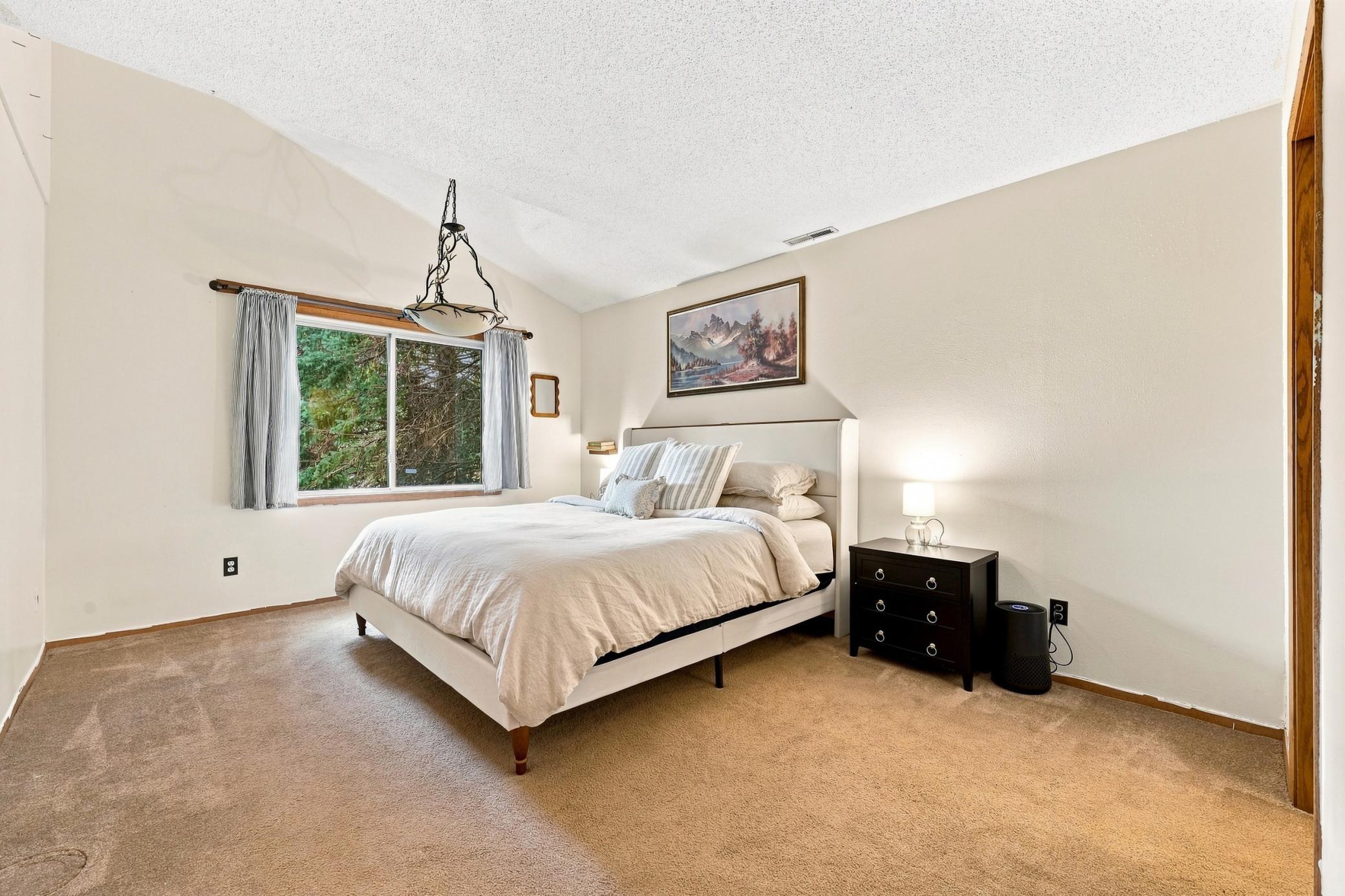 1984 single family home for sale at 15 Fremont Drive S in Fargo, ND — 3 bed, 2 bath (photo 12 of 36)