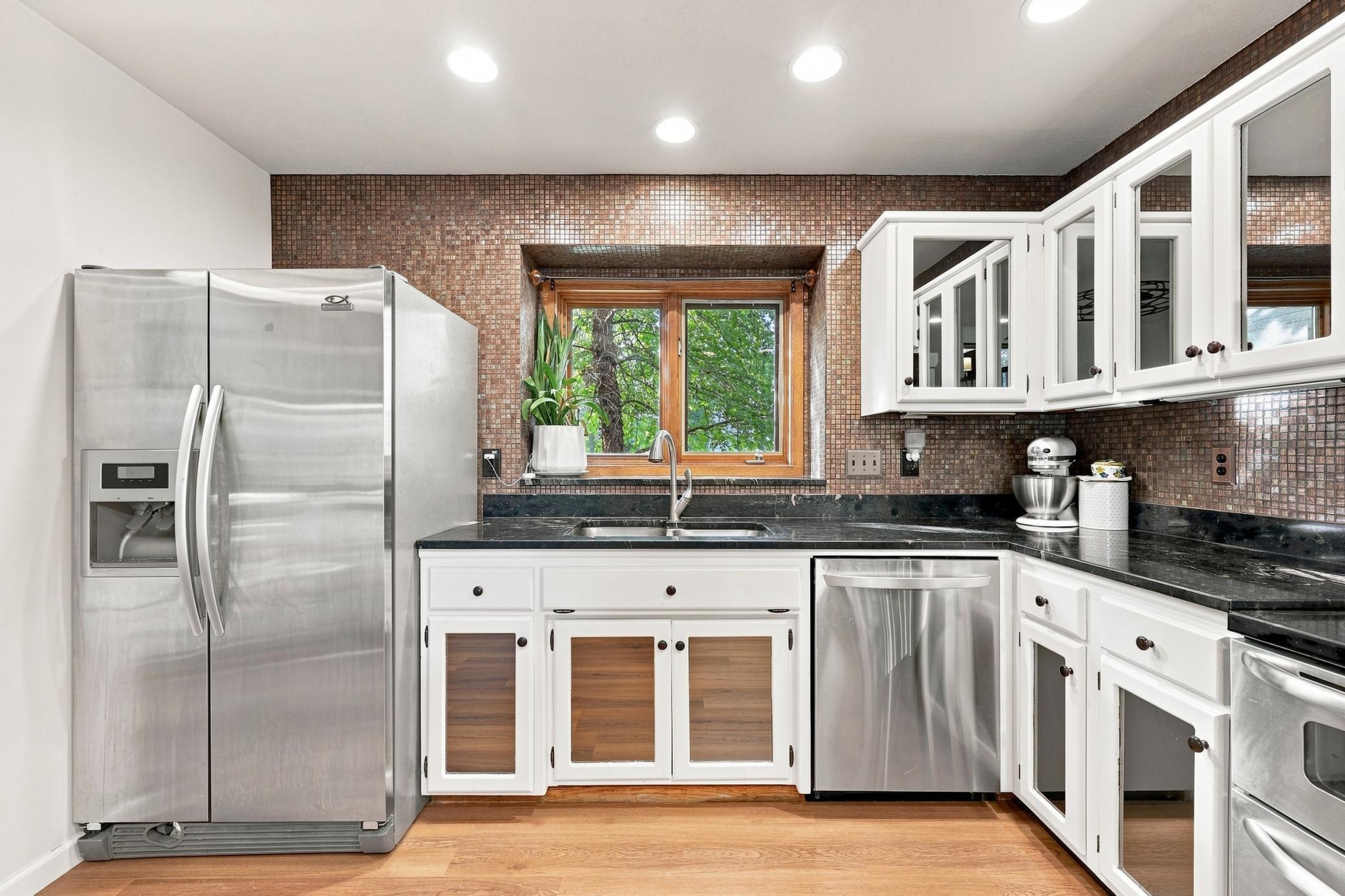 1984 single family home for sale at 15 Fremont Drive S in Fargo, ND — 3 bed, 2 bath (photo 8 of 36)