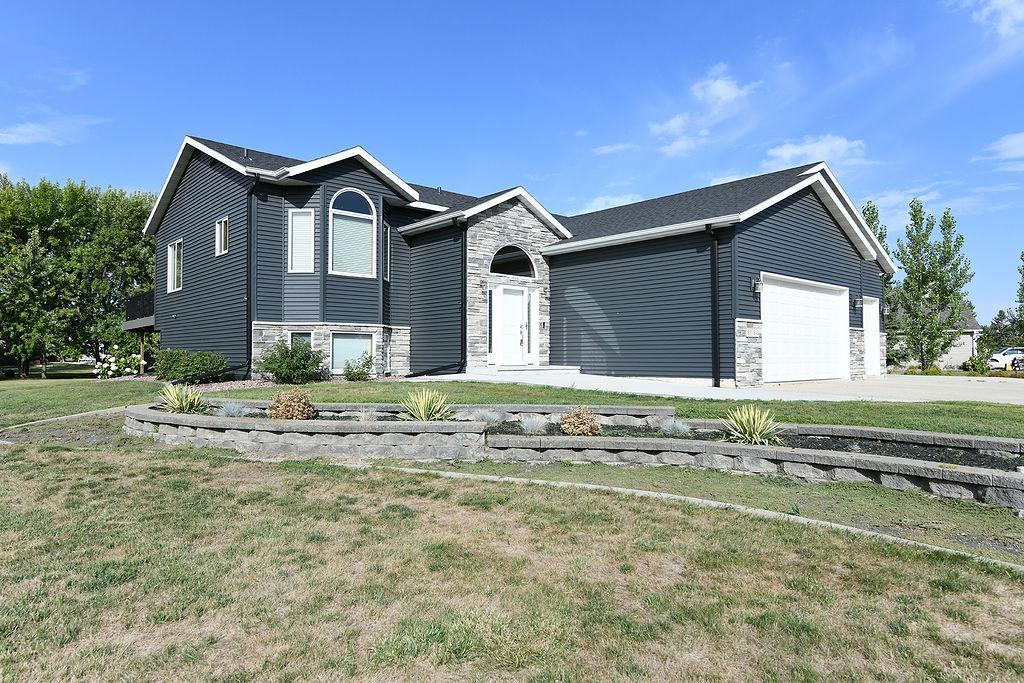 2002 single family home for sale at 8018 Aquarius Drive in Fargo, ND — 5 bed, 3 bath (photo 2 of 38)