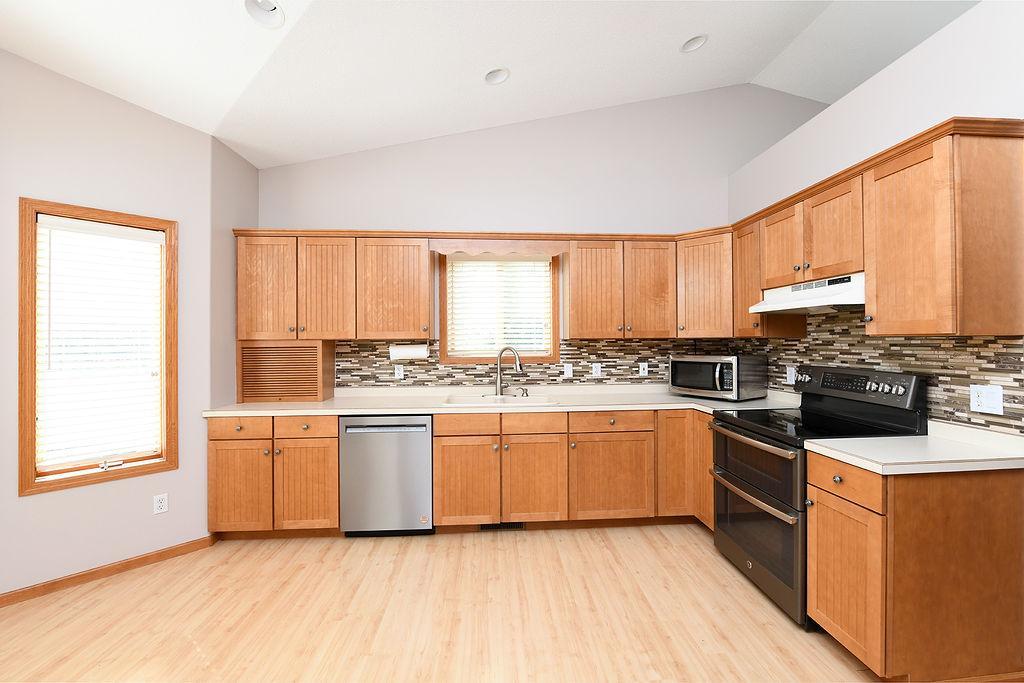 2002 single family home for sale at 8018 Aquarius Drive in Fargo, ND — 5 bed, 3 bath (photo 11 of 38)