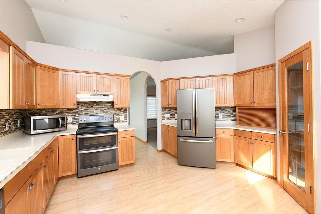 2002 single family home for sale at 8018 Aquarius Drive in Fargo, ND — 5 bed, 3 bath (photo 12 of 38)